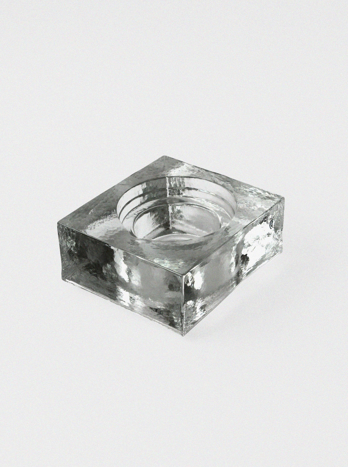 Thick crystal glass square ashtray with circular bowl center