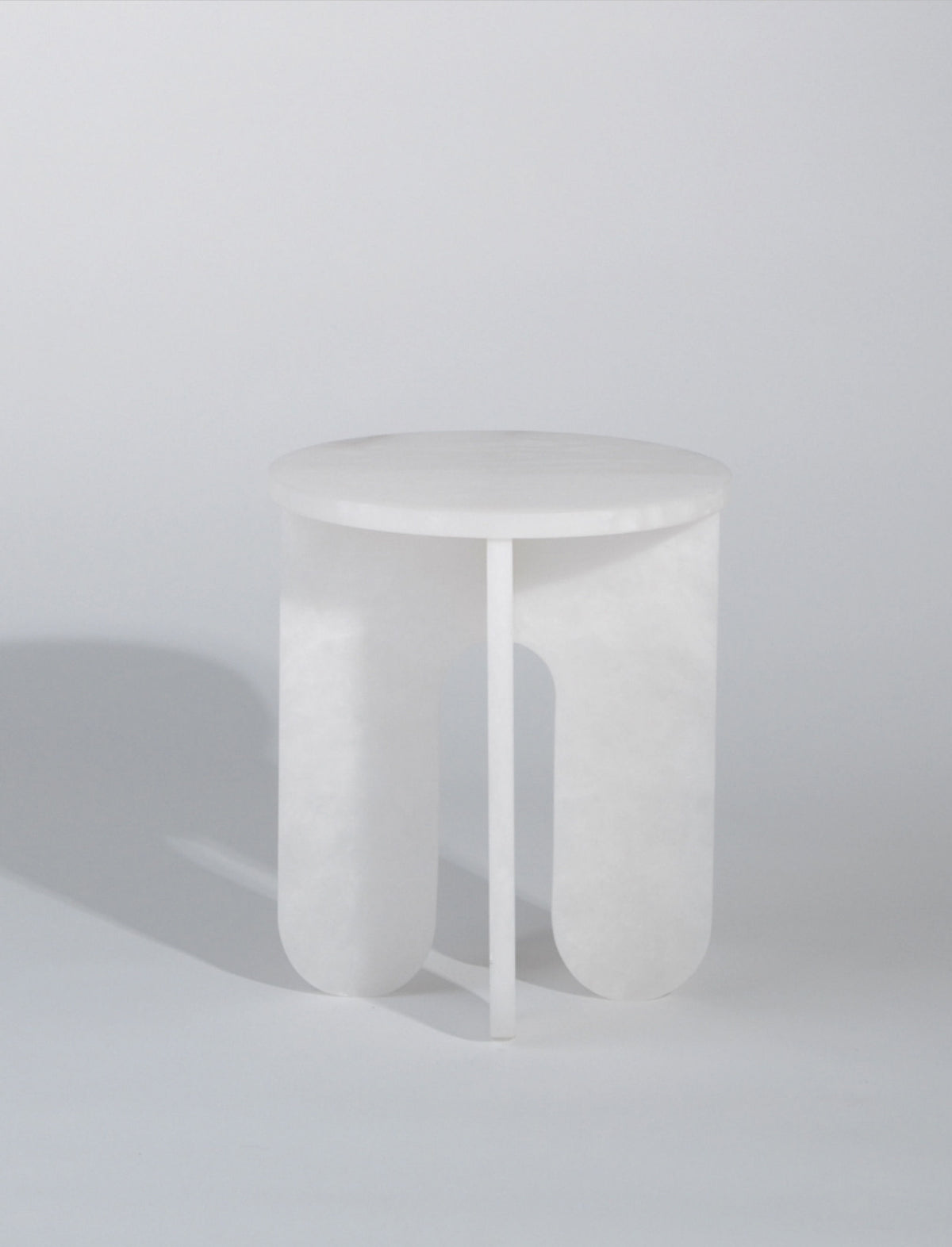 Modern alabaster side table with cylindrical legs and round top