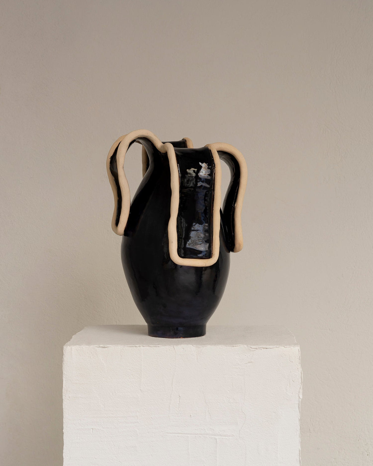 Navy blue ceramic vase with undulating unglazed handles, Los Objetos Decorativos