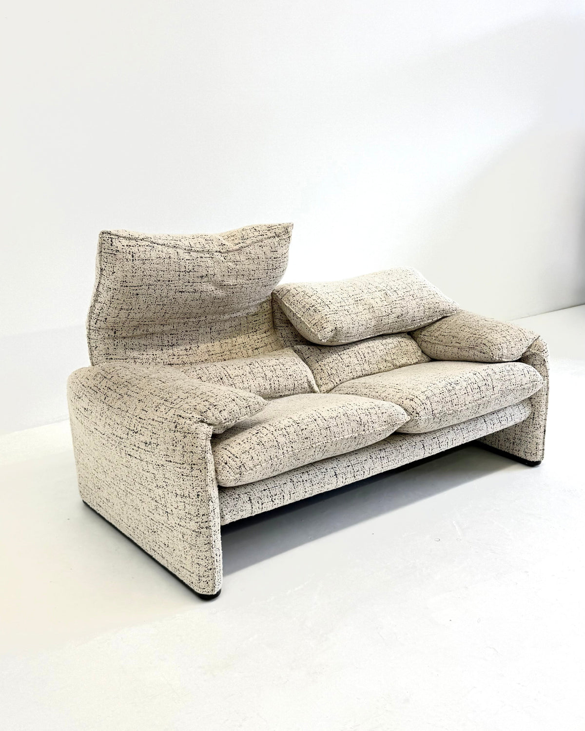Cassina Maralunga 2-seater sofa by Vico Magistretti off-white with subtle pattern — detail view