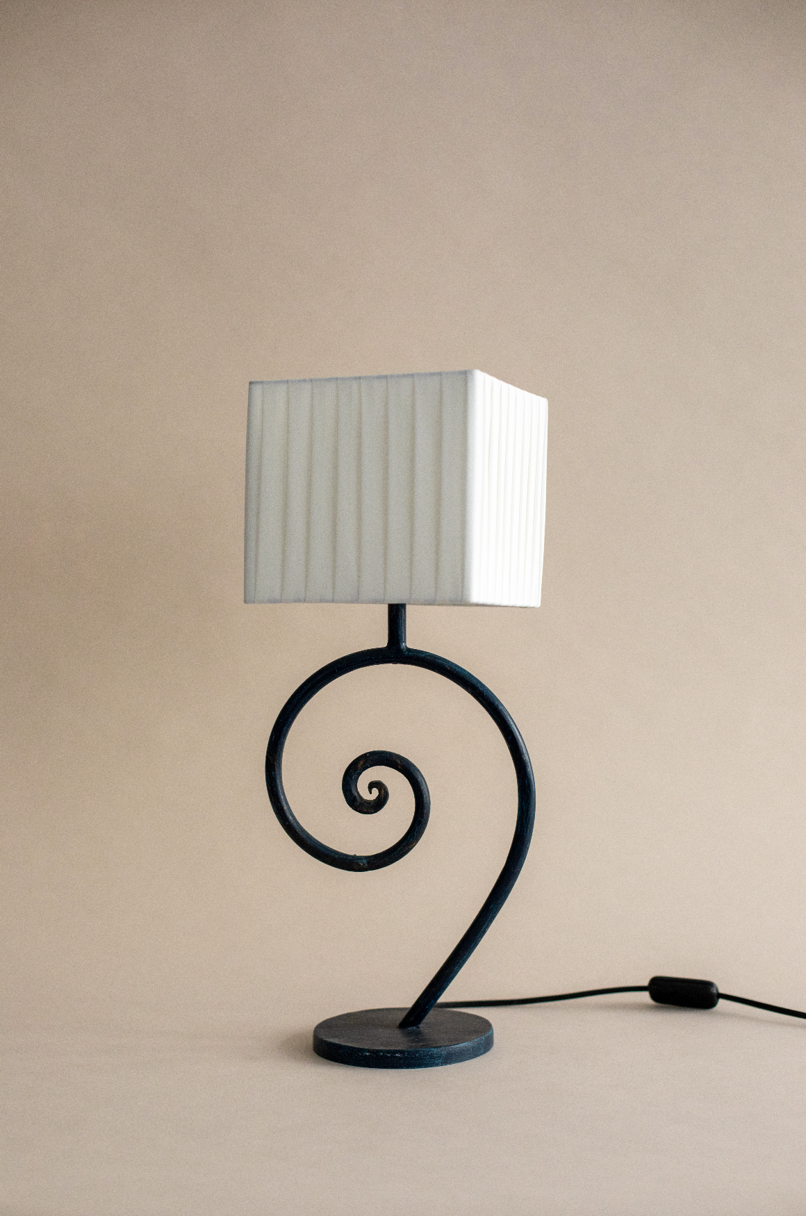 Nazaré table lamp with spiral black iron base and white pleated shade