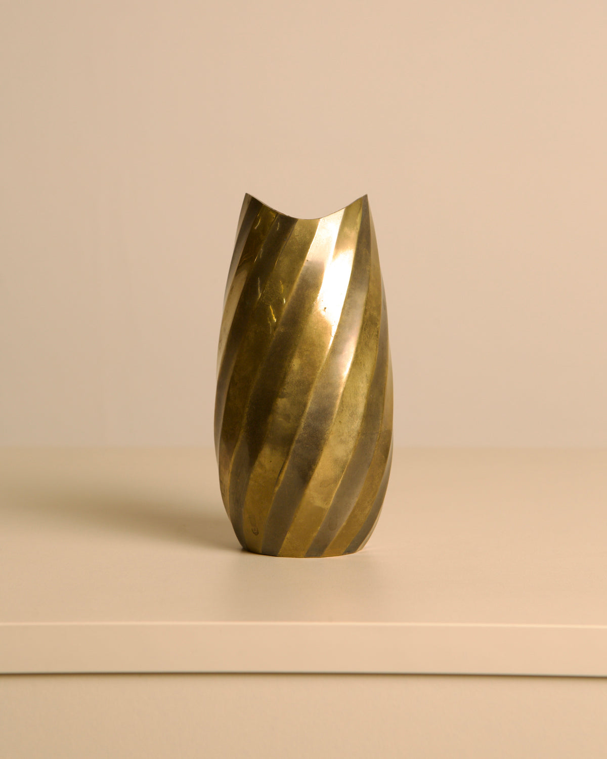 Italian gilt and silvered metal "Hollywood Regency" vase, 1970s by Treaptyque | The Oblist