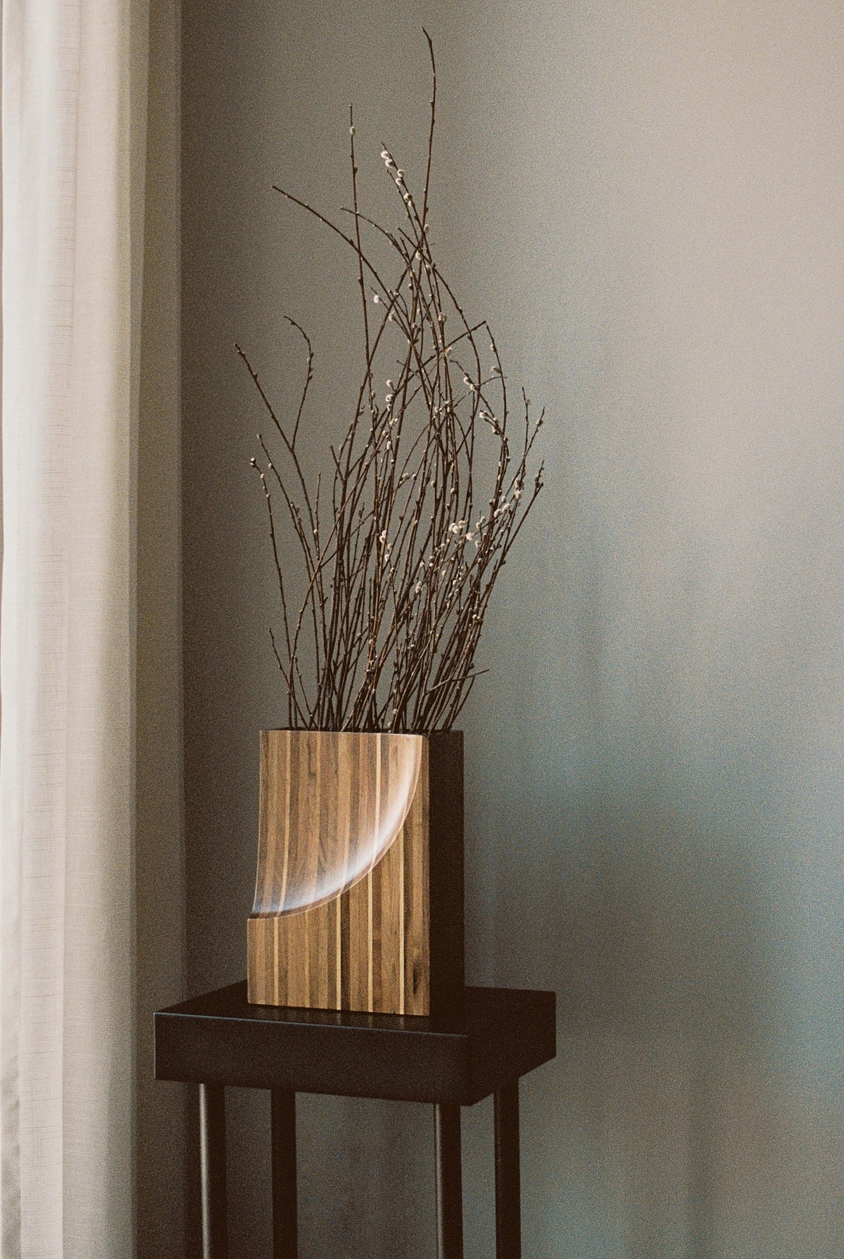 Cava Vase in Wood by Rosana Sousa | The Oblist