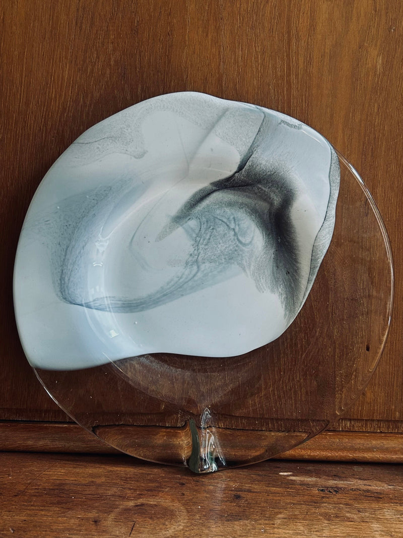 The Vintage Glass Plate by Hans Jürgen Richartz from Flock Studio showcases a timeless white and grey design that echoes the elegance of 1970s vintage style.