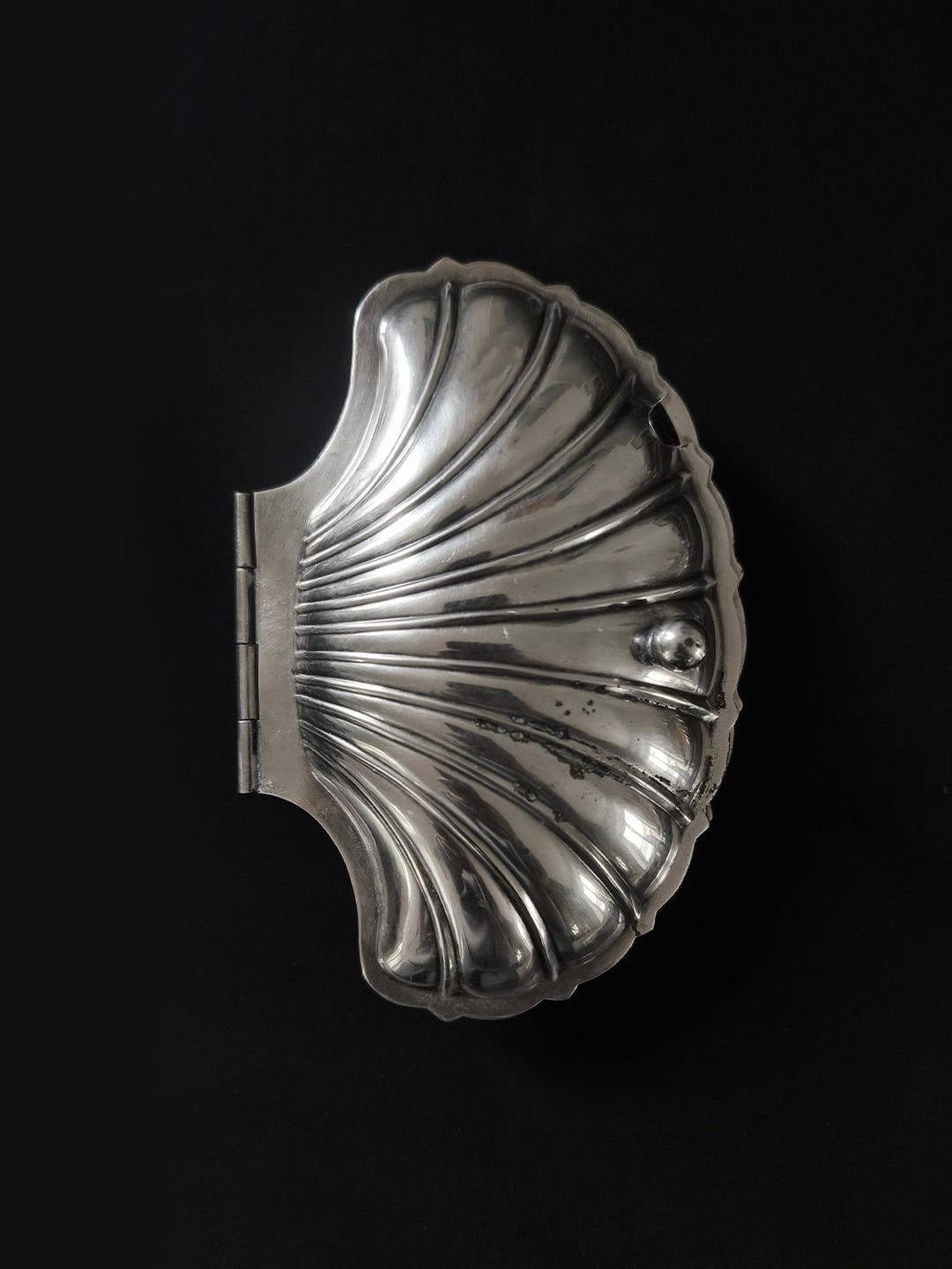 Silver shell-shaped decorative box with ribbed surface design