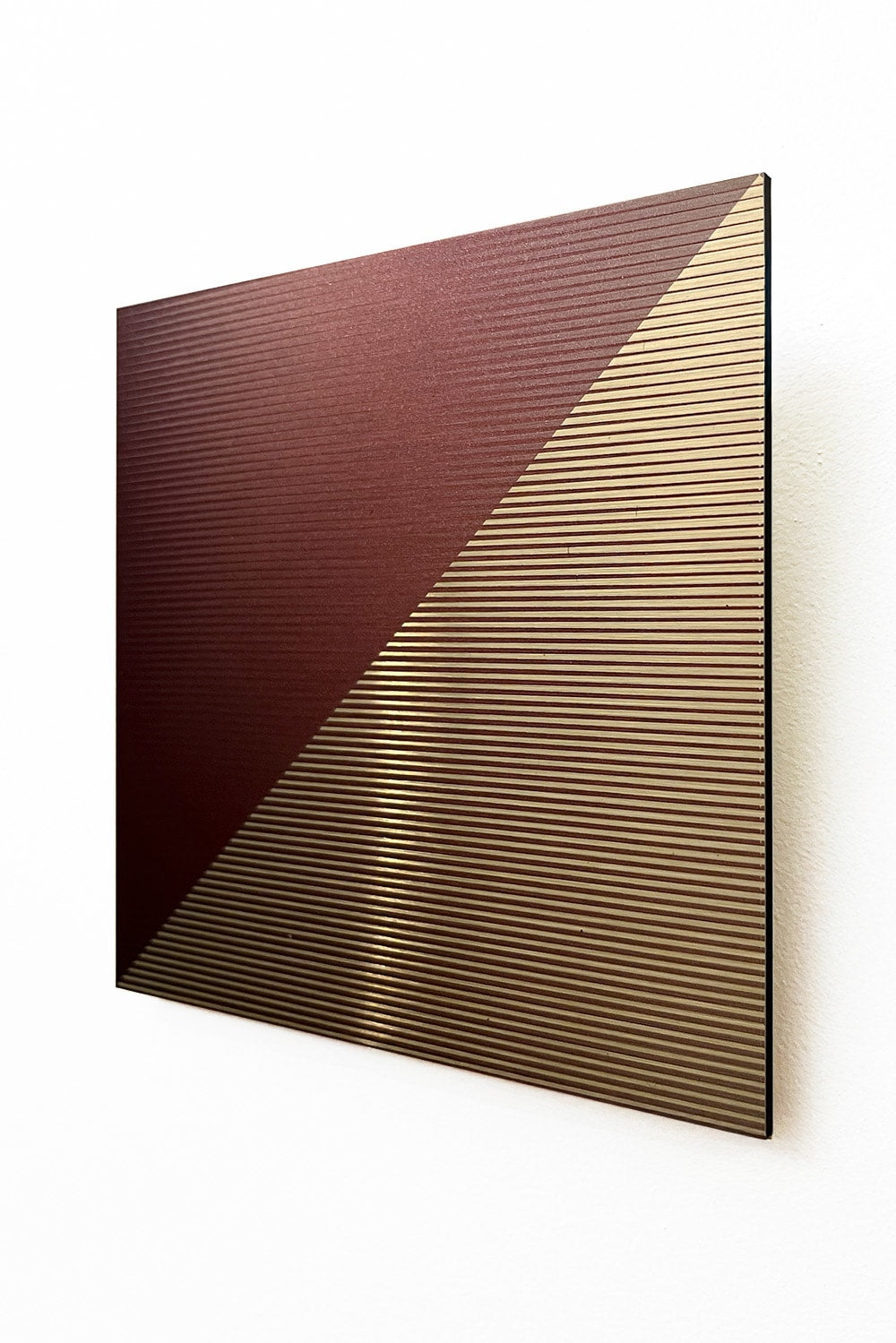 Minimalism Sculpture in Aluminium - OSMOSE 24,3 — close-up of textured surface with maroon and gold tones