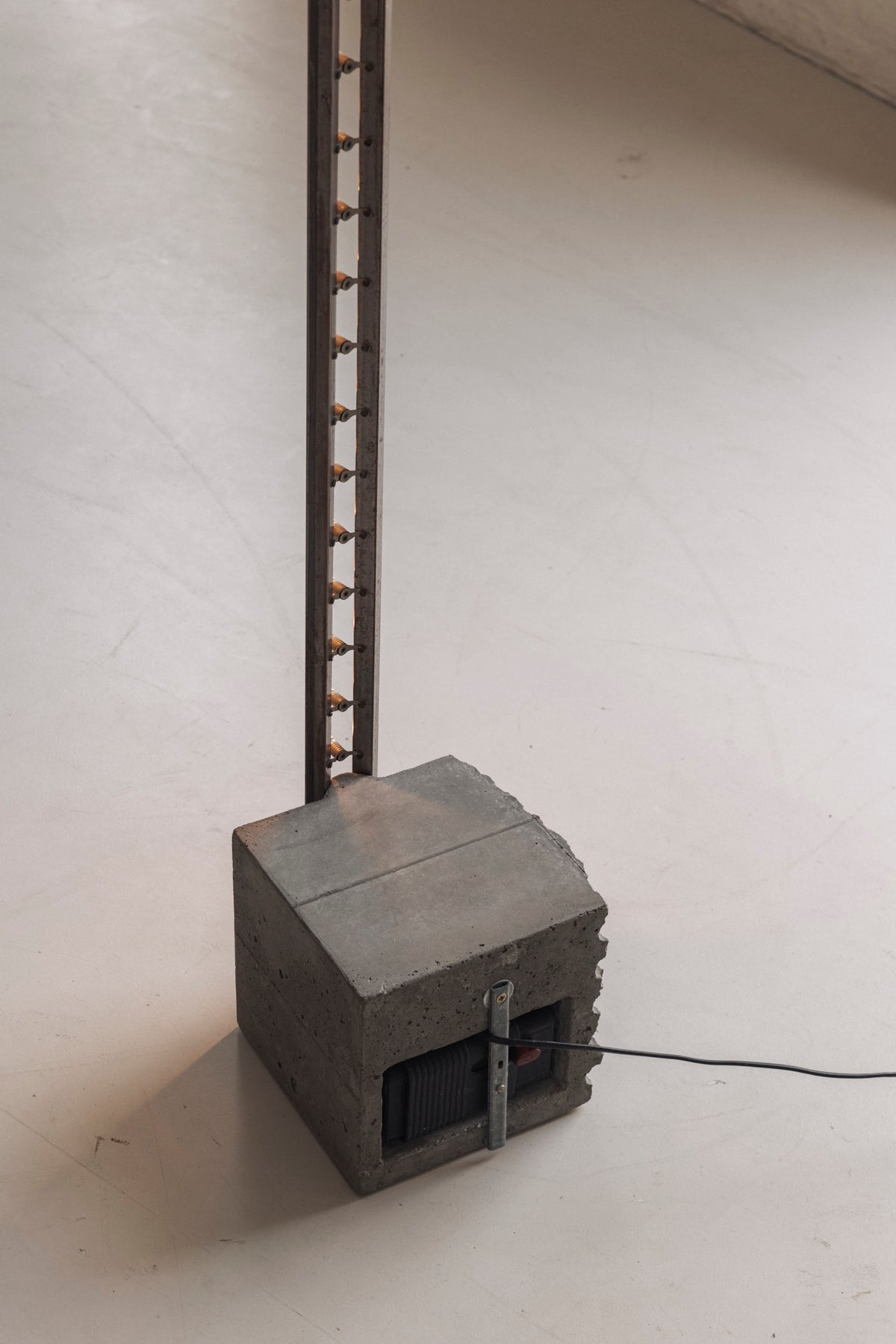 Sculptural Brutalist Floor Lamp in Concrete and Steel, 1980s — view 10