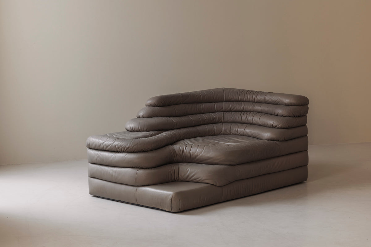 Rare taupe leather Terrazza DS-1025 Sofa by Ubald Klug for De Sede, 1972 — detail view