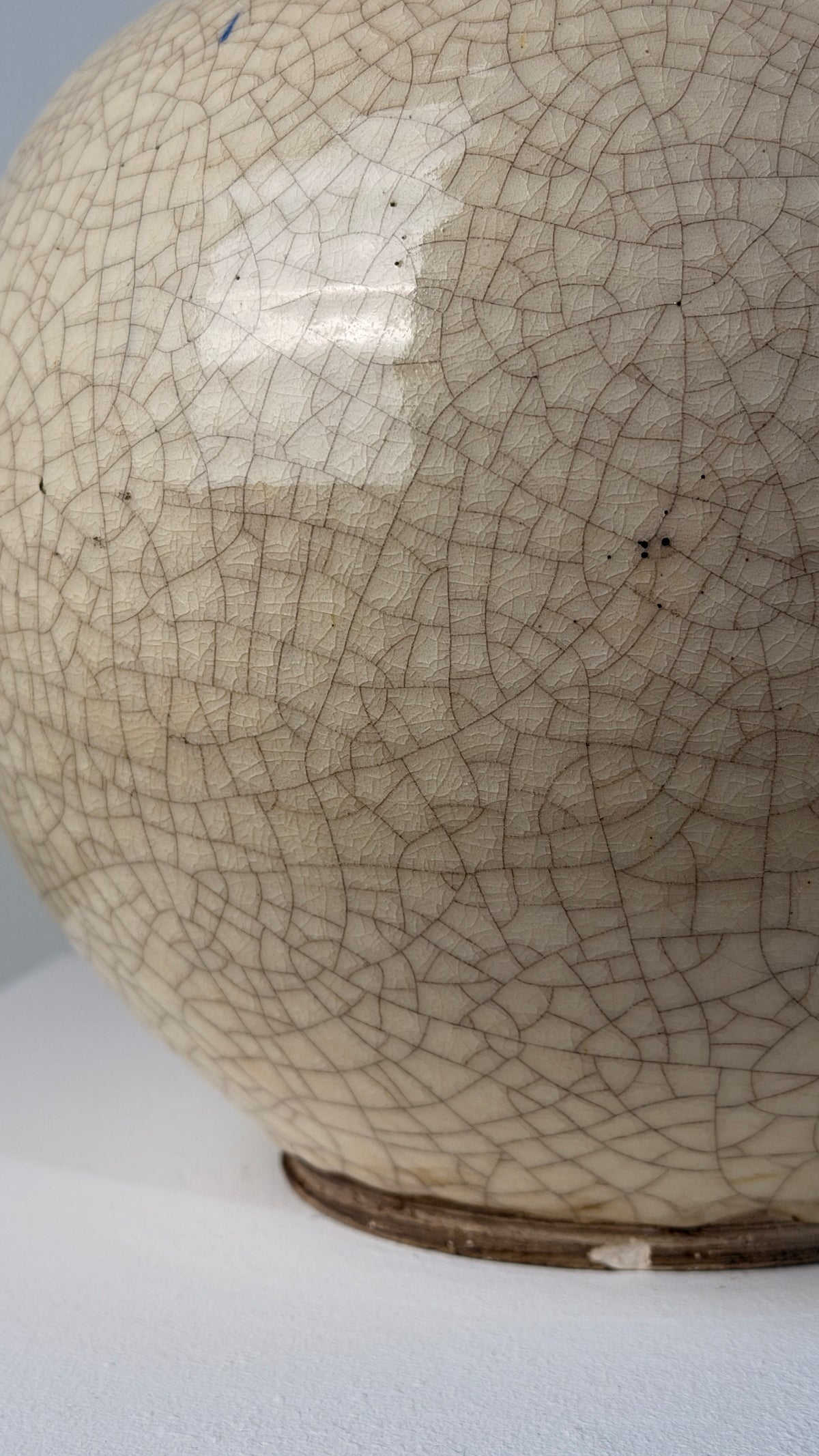 Important crackled white ceramic vase, France, circa 1930, Art Deco period — back view highlighting textured surface details