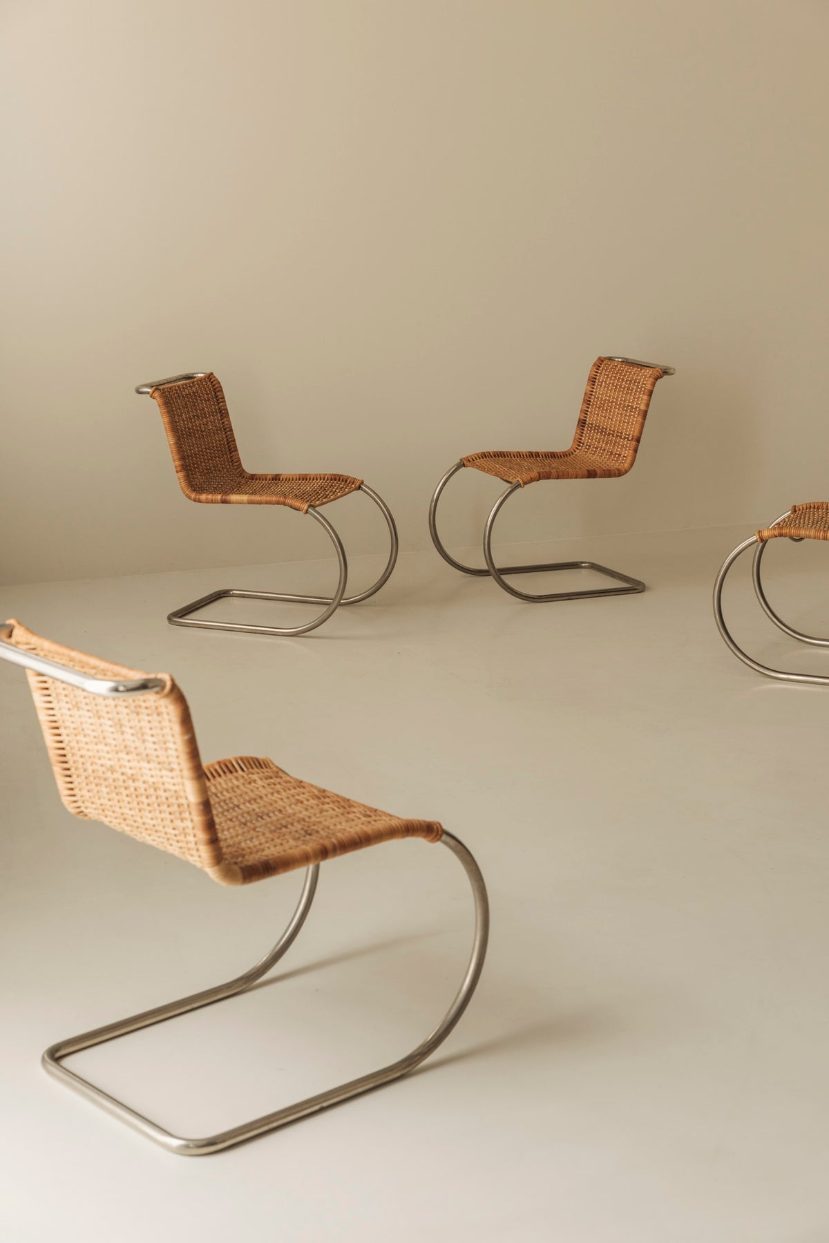 Ludwig Mies van der Rohe – B42 Cantilever Dining Chairs (Set of 4) — detail view
