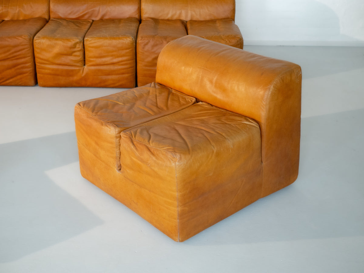 Tan leather Ipercubo modular sofa detail view by de Pas team
