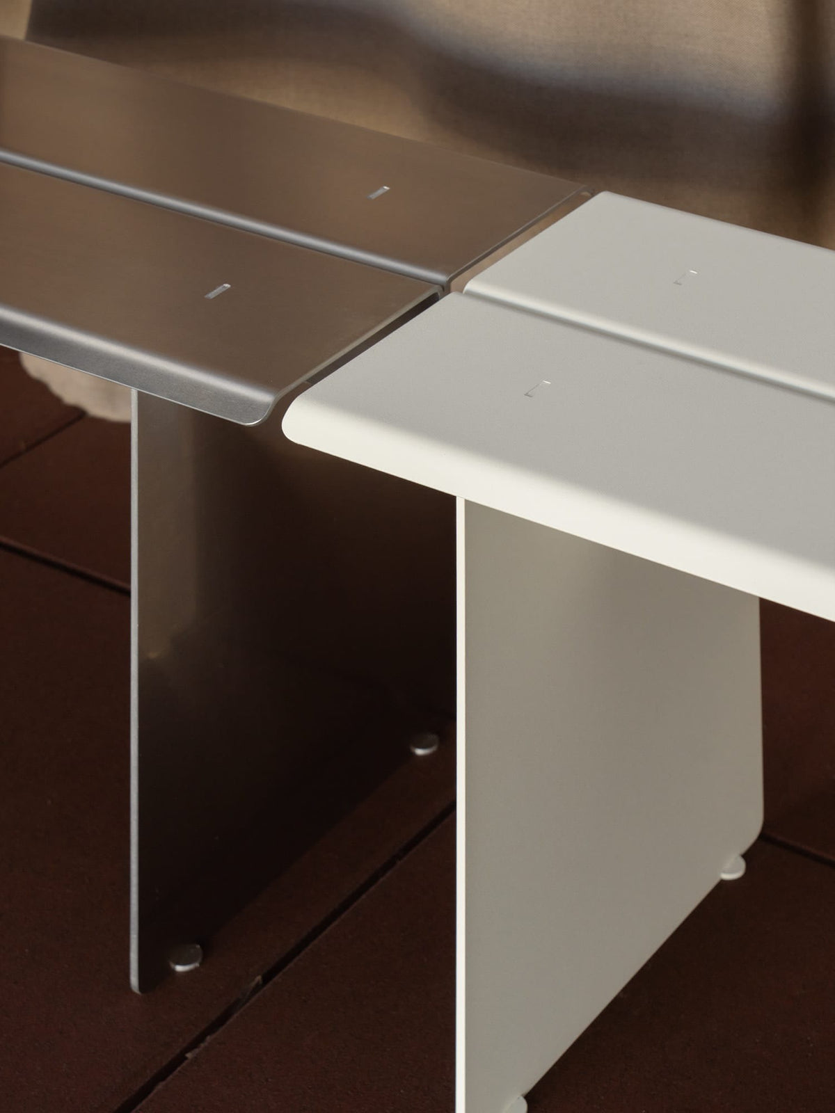 "Pleg Bench" Aluminium — lifestyle setting