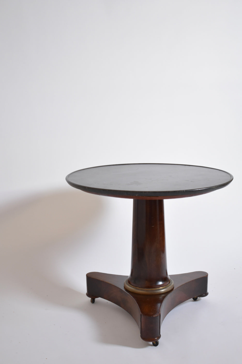 Mahogany Pedestal Table, XIXth c. — side view highlighting round top and base