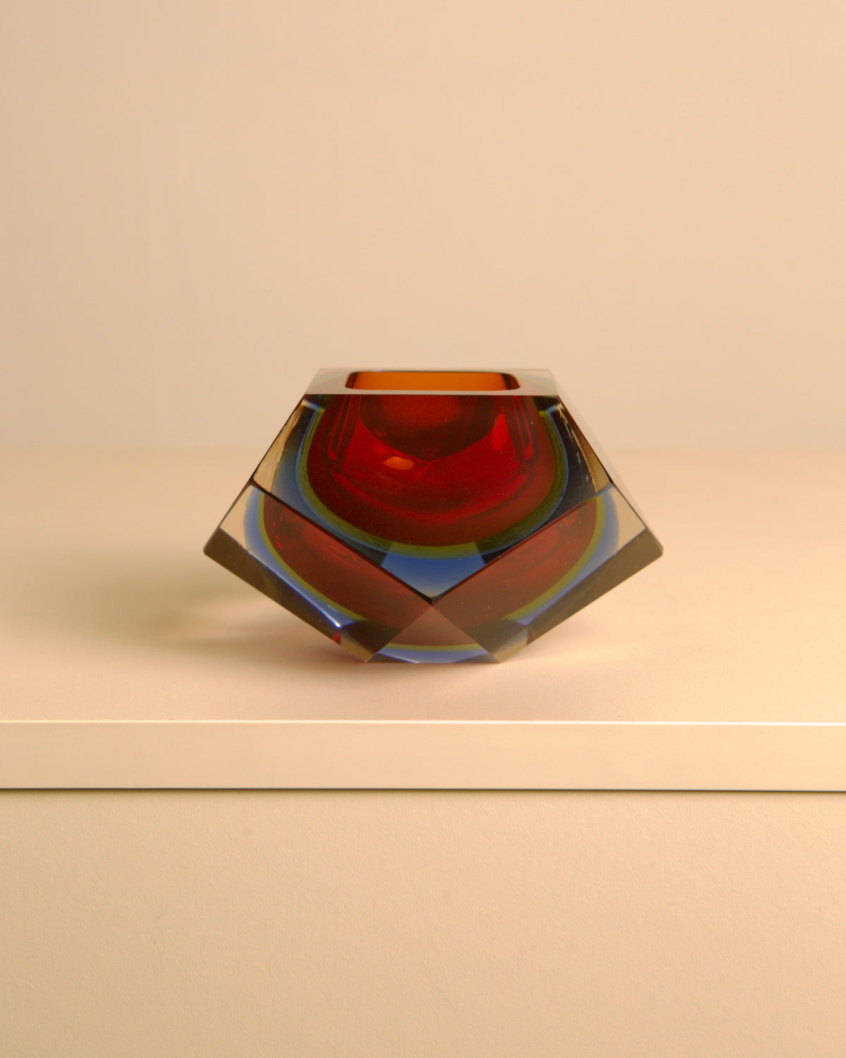"Diamant" ashtray/vide-poches in red Murano glass by Flavio Poli for Seguso, 80s — detail view