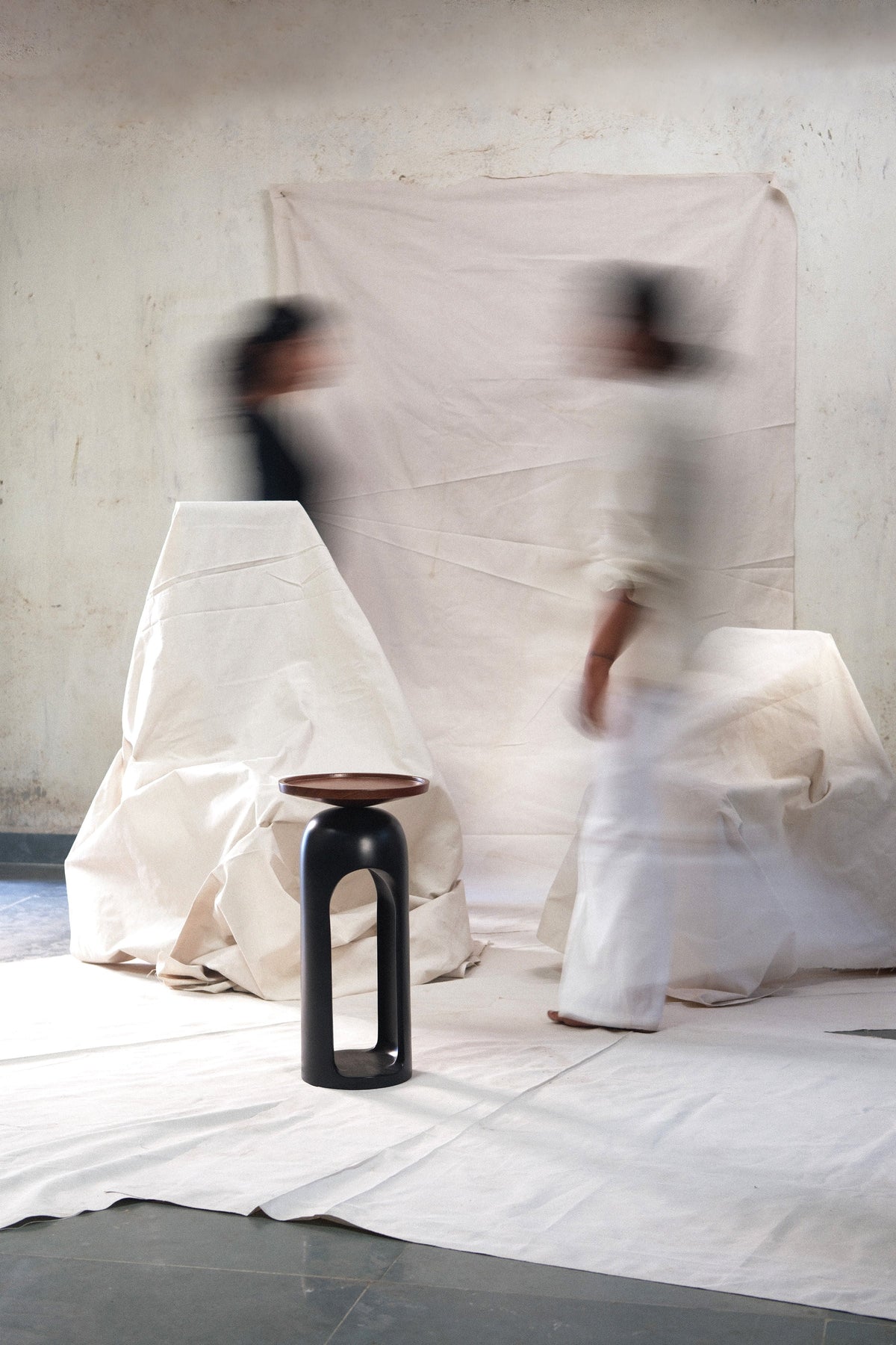 Vanta' Side Table — side angle with black base and wooden top