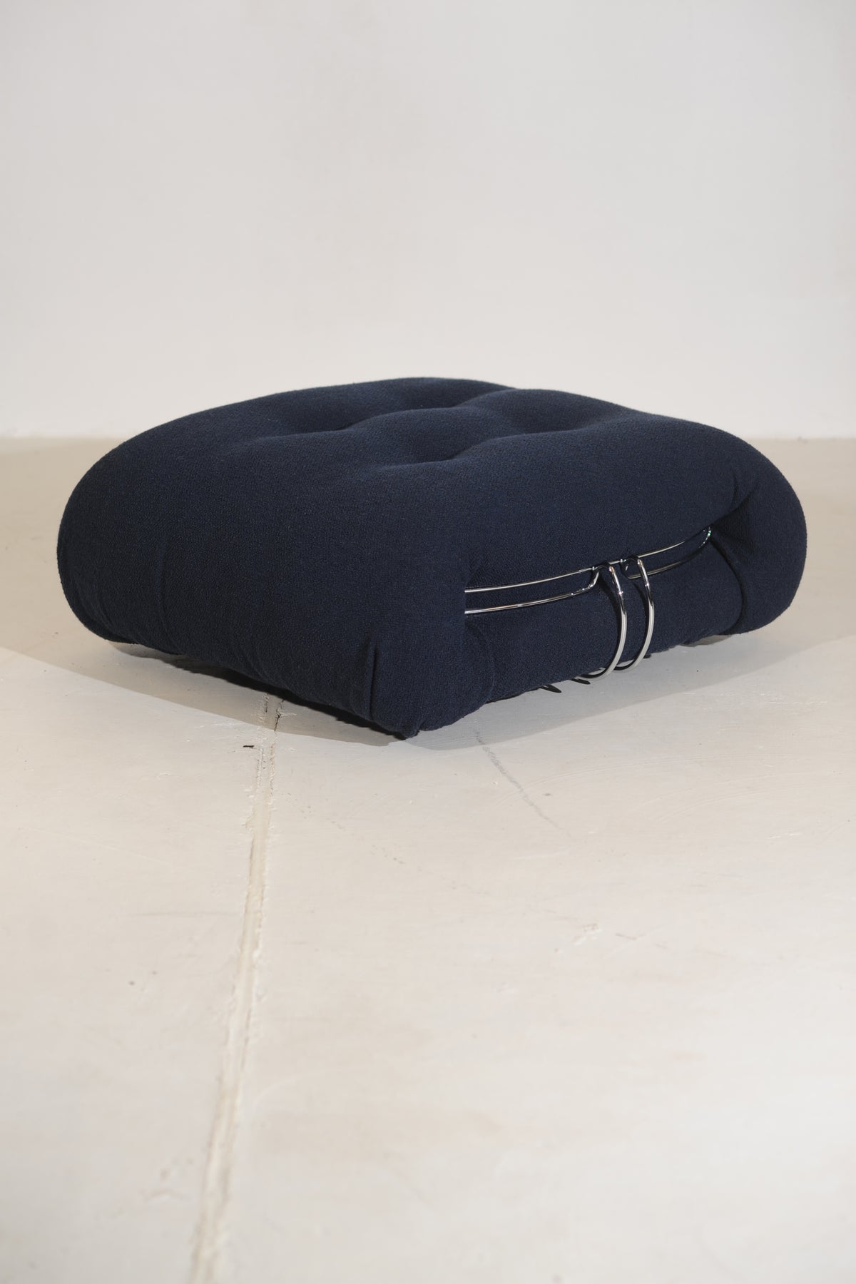 Soriana Chaise Longue and Pouf Set by Afra & Tobia Scarpa in Navy Boucle — side angle