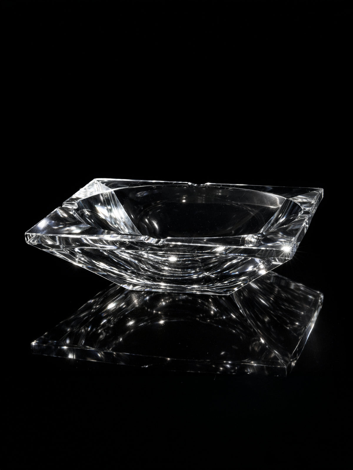 Large Crystal Glass Vide-poches - 1980s — close-up showing clear crystal reflections