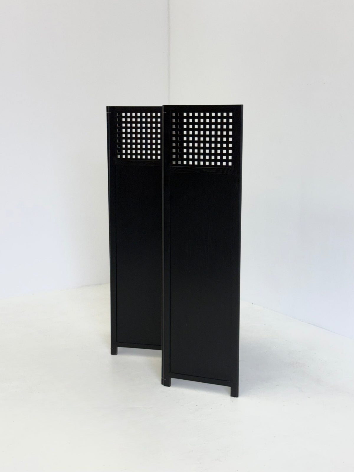 Room screen by Umberto Asnago for Giorgetti — close-up