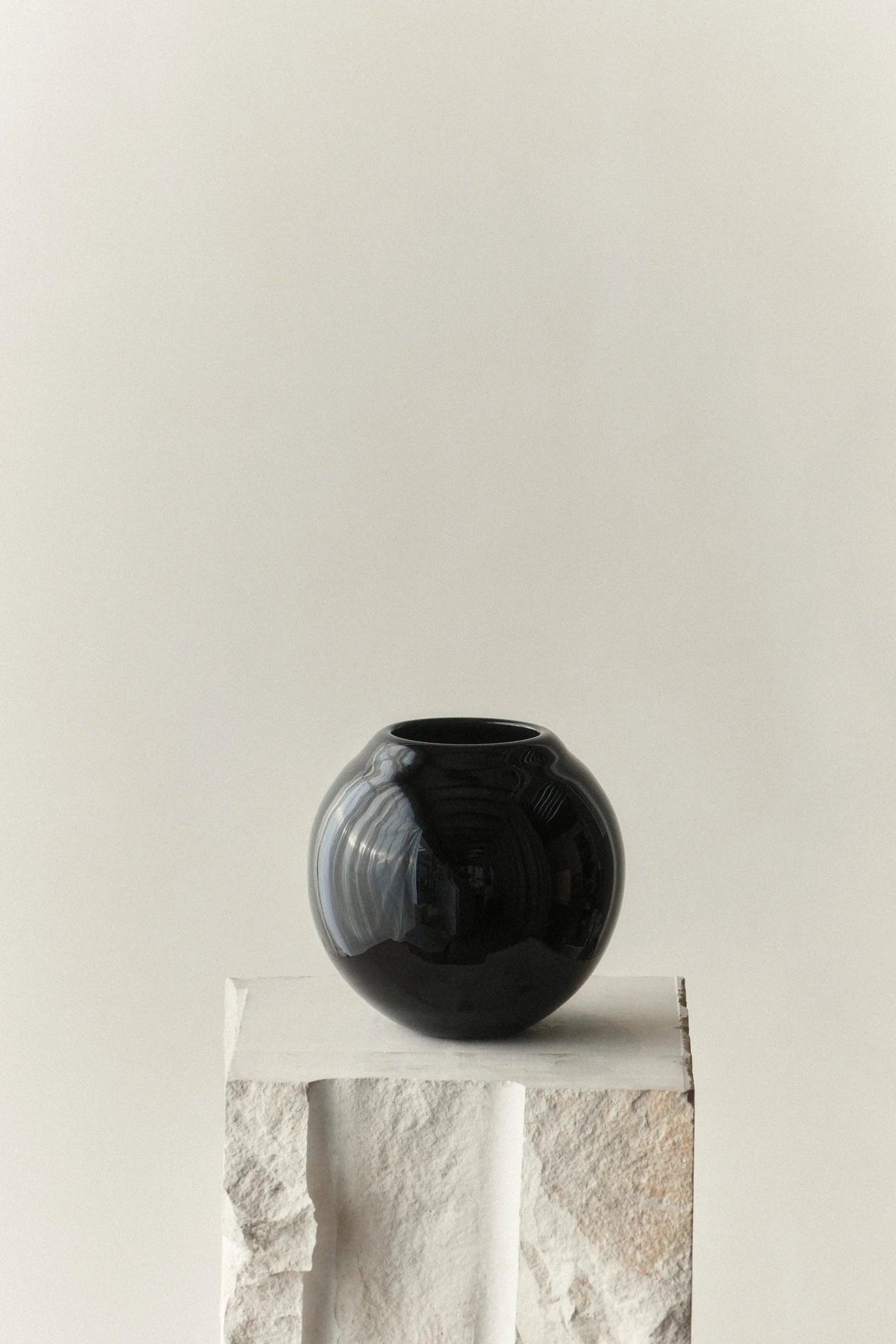 S.R. VINTAGE VASE PLAIN BLACK — side angle