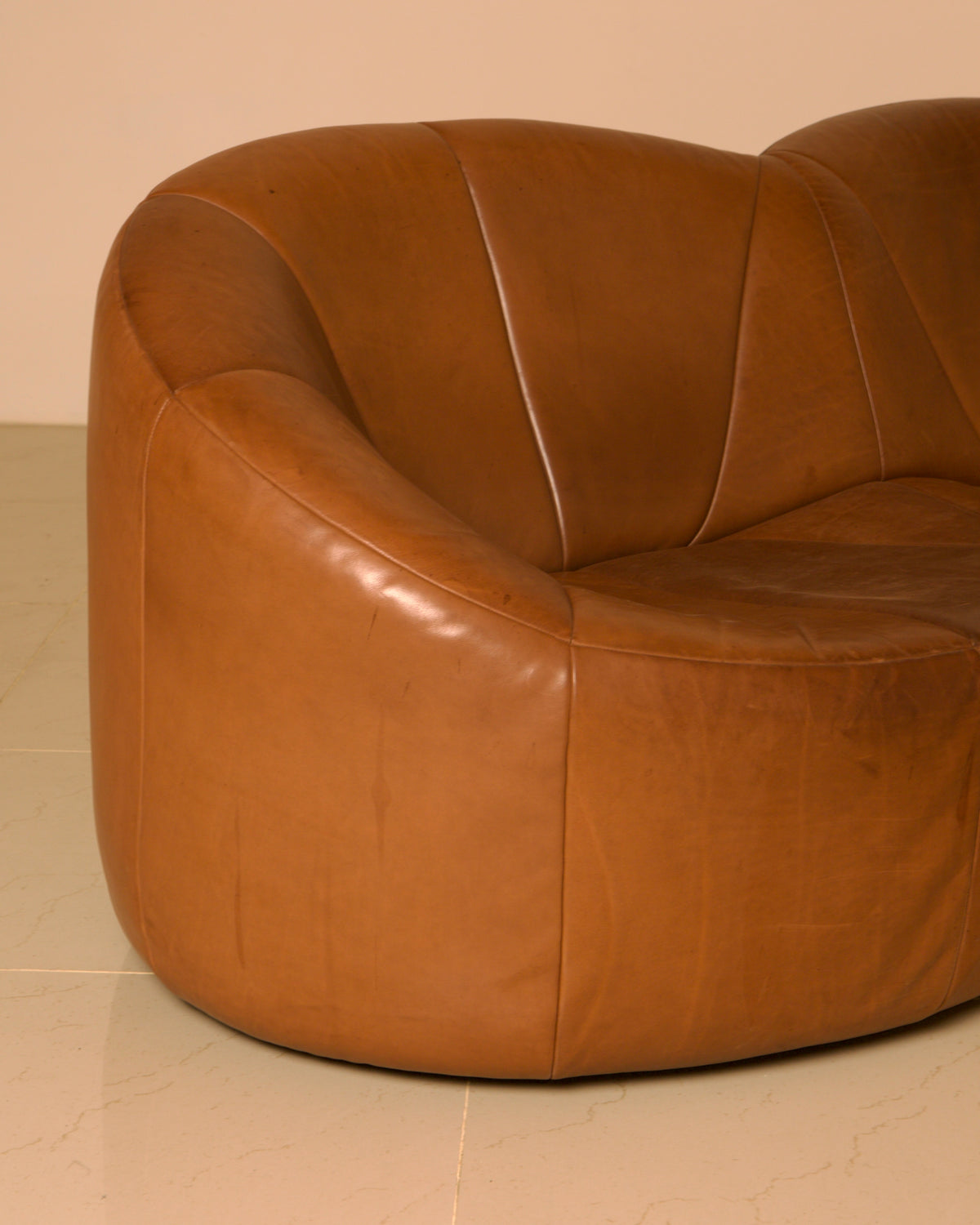 Three-seater "Pumpkin" Sofa by Pierre Paulin for Artifort, 1980 — close-up of brown leather upholstery