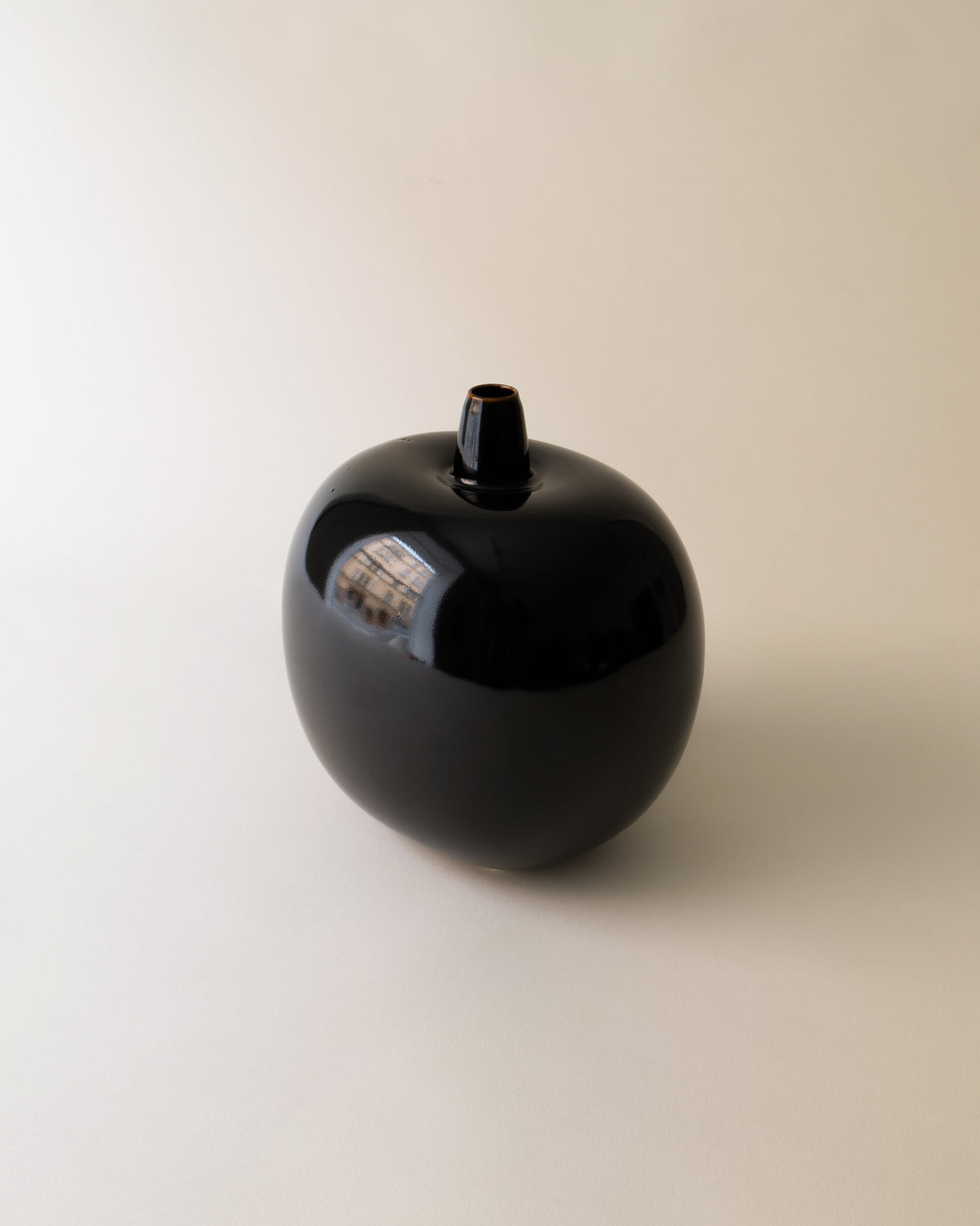 Black glossy ceramic apple vase by Gösta Grähs detail view