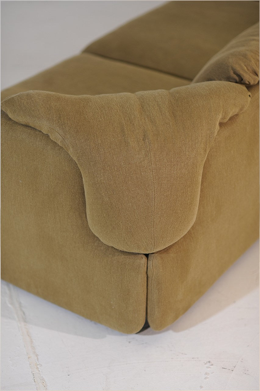 Alberto Rosselli for Saporiti Confidential 3-Seater Sofa in Olive Linen, Italy, 1970s — close-up
