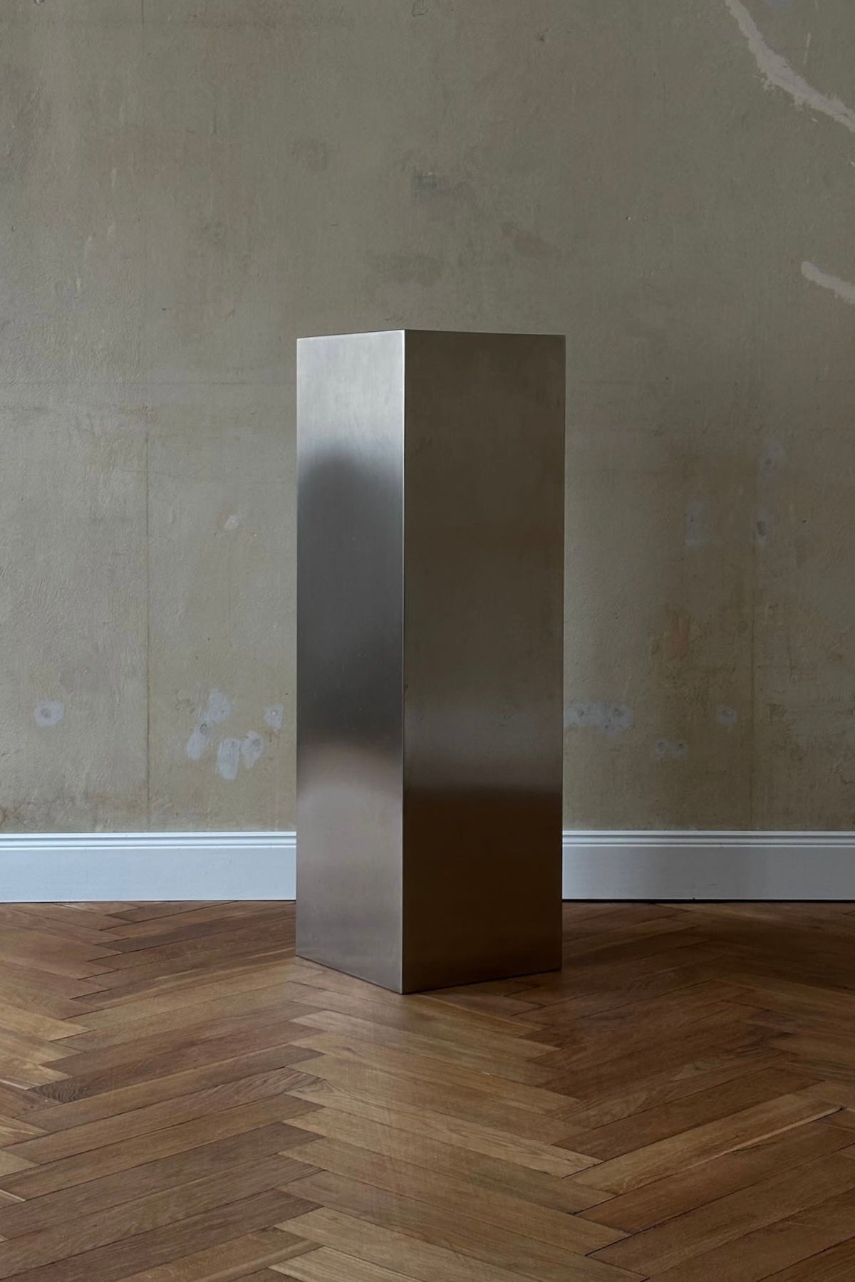 'NOSTALGIA' stainless steel pedestal by CARRARA Studio — variant detail