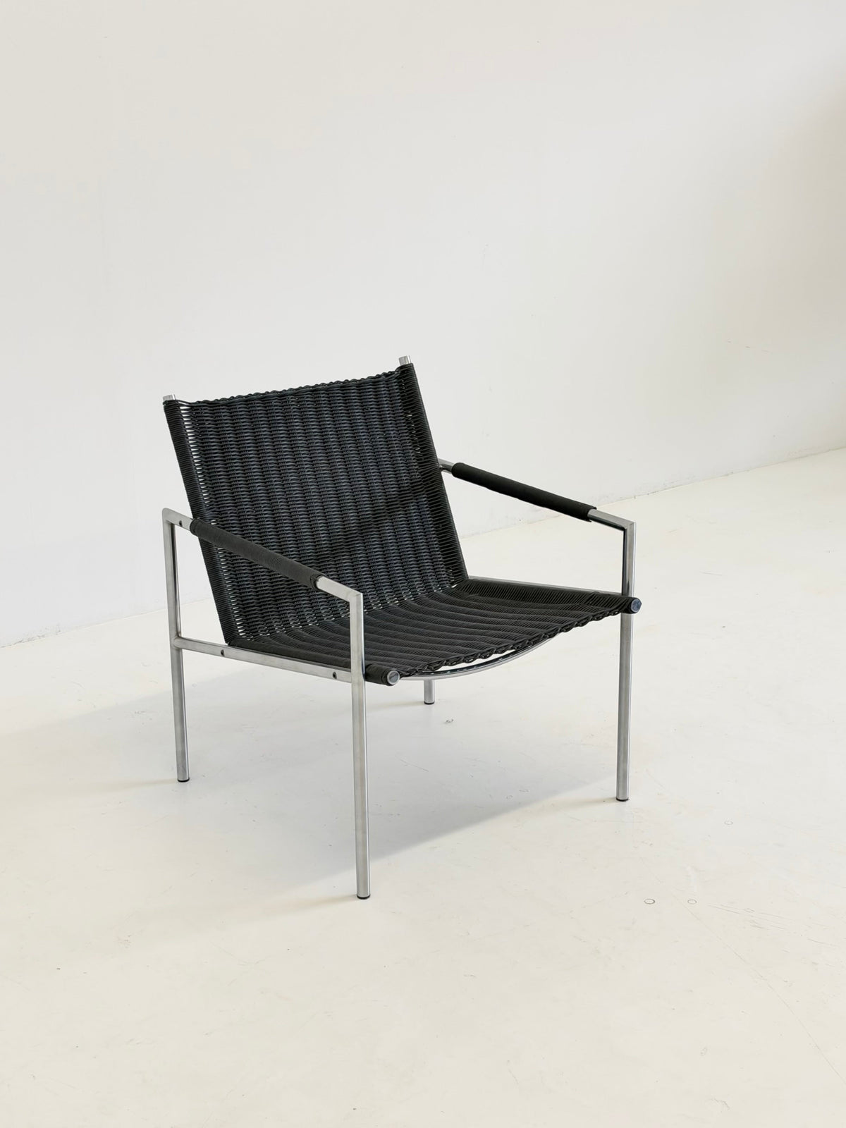 Martin Visser SZ 01 Armchair for Spectrum in Black — lifestyle setting