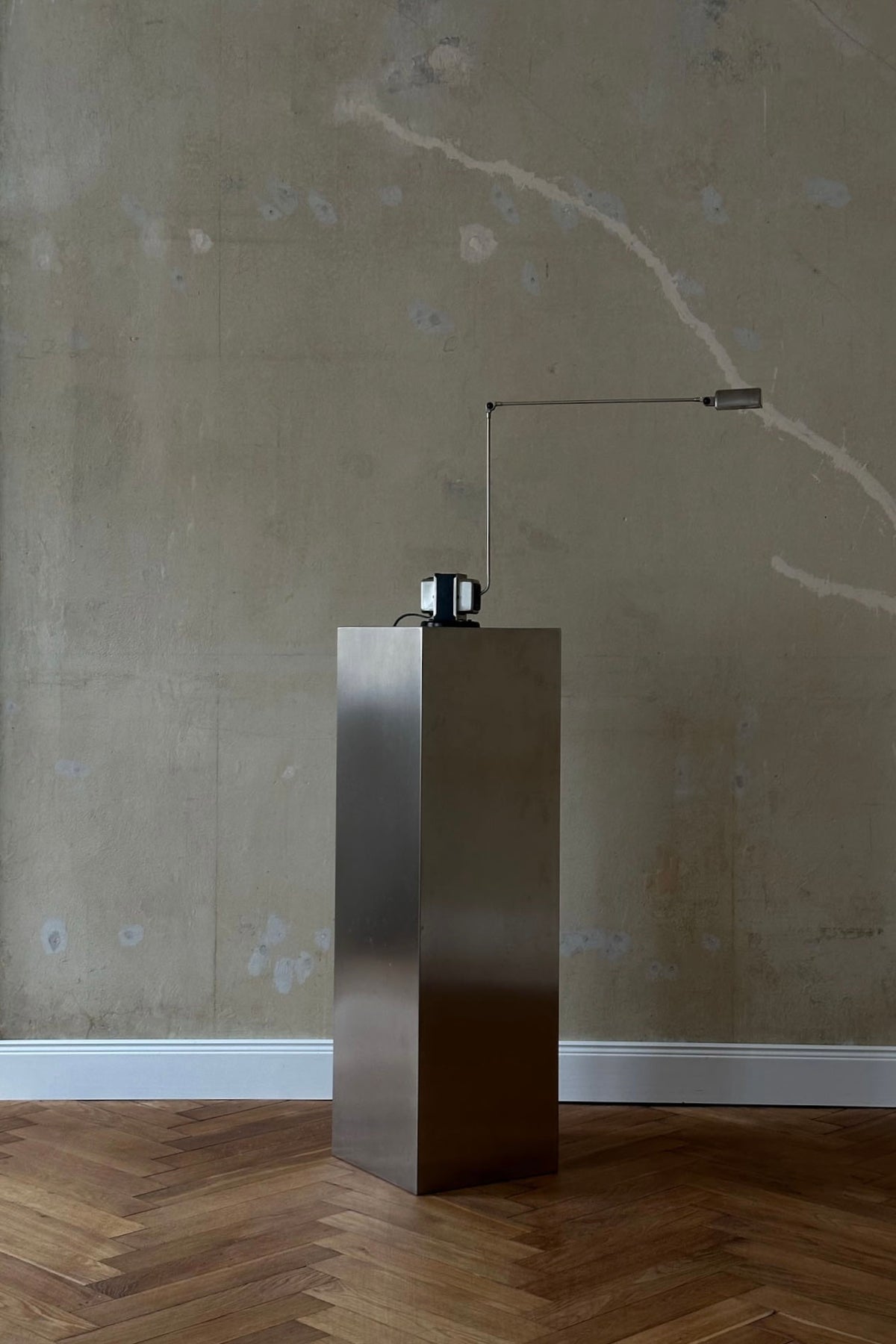 'NOSTALGIA' stainless steel pedestal — close-up
