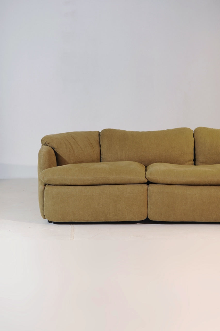 Alberto Rosselli for Saporiti Confidential 3-Seater Sofa in Olive Linen, Italy, 1970s — detail view