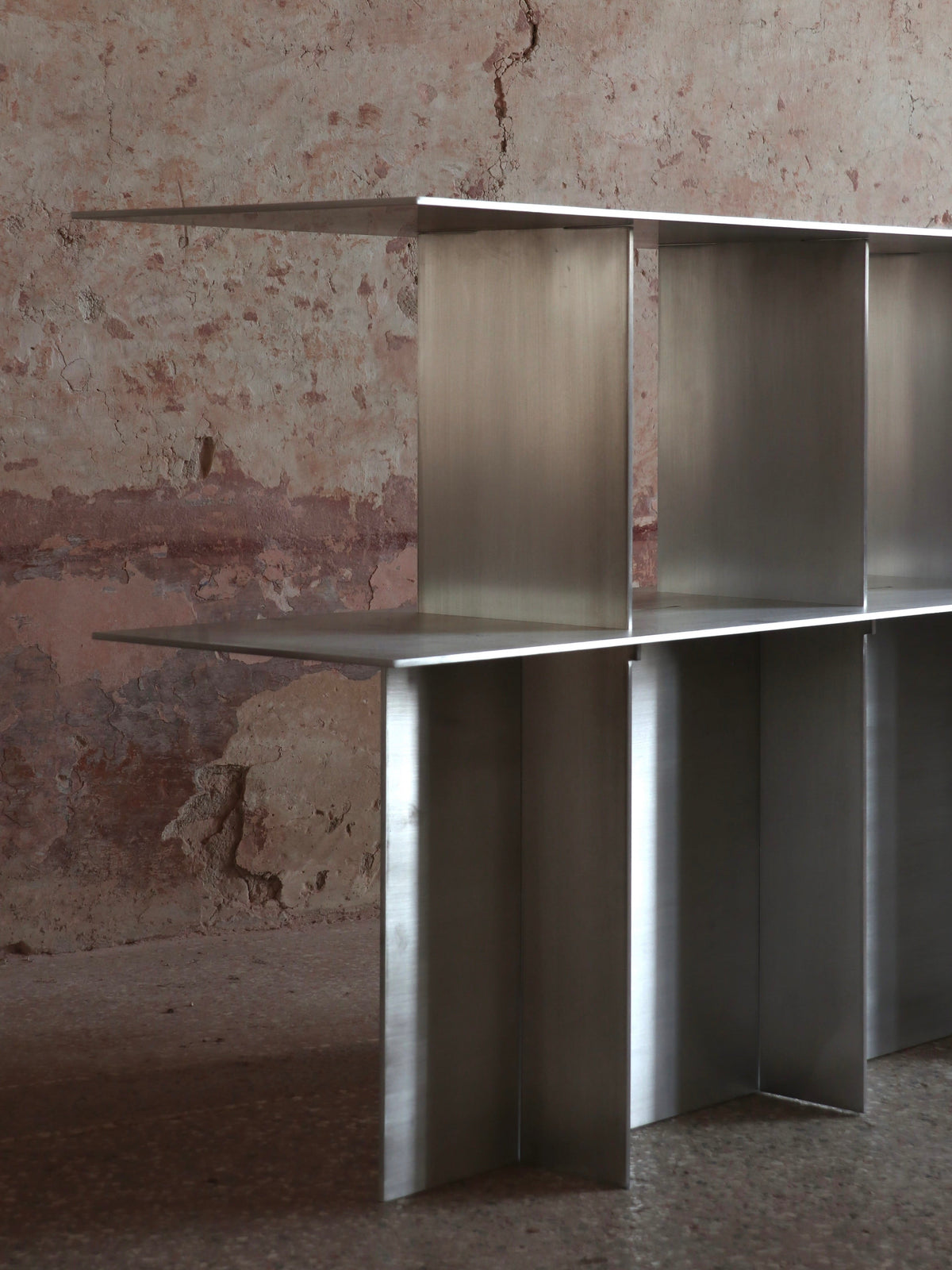Lamina aluminum console — close-up