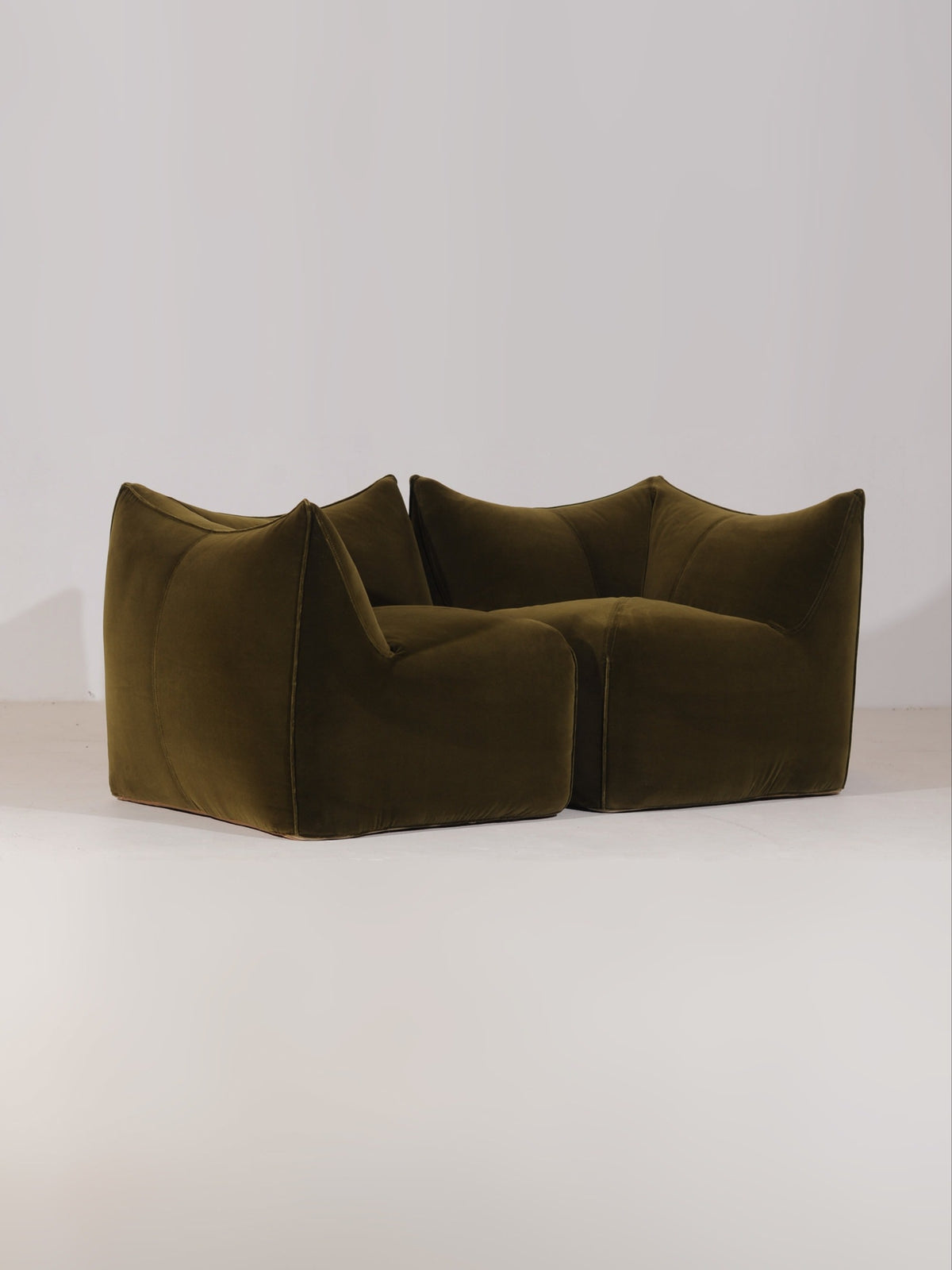 Rare Sectional Sofa 'Le Bambole' by Mario Bellini for B&B Italia, Italy 1971 — close-up of olive green velvet upholstery