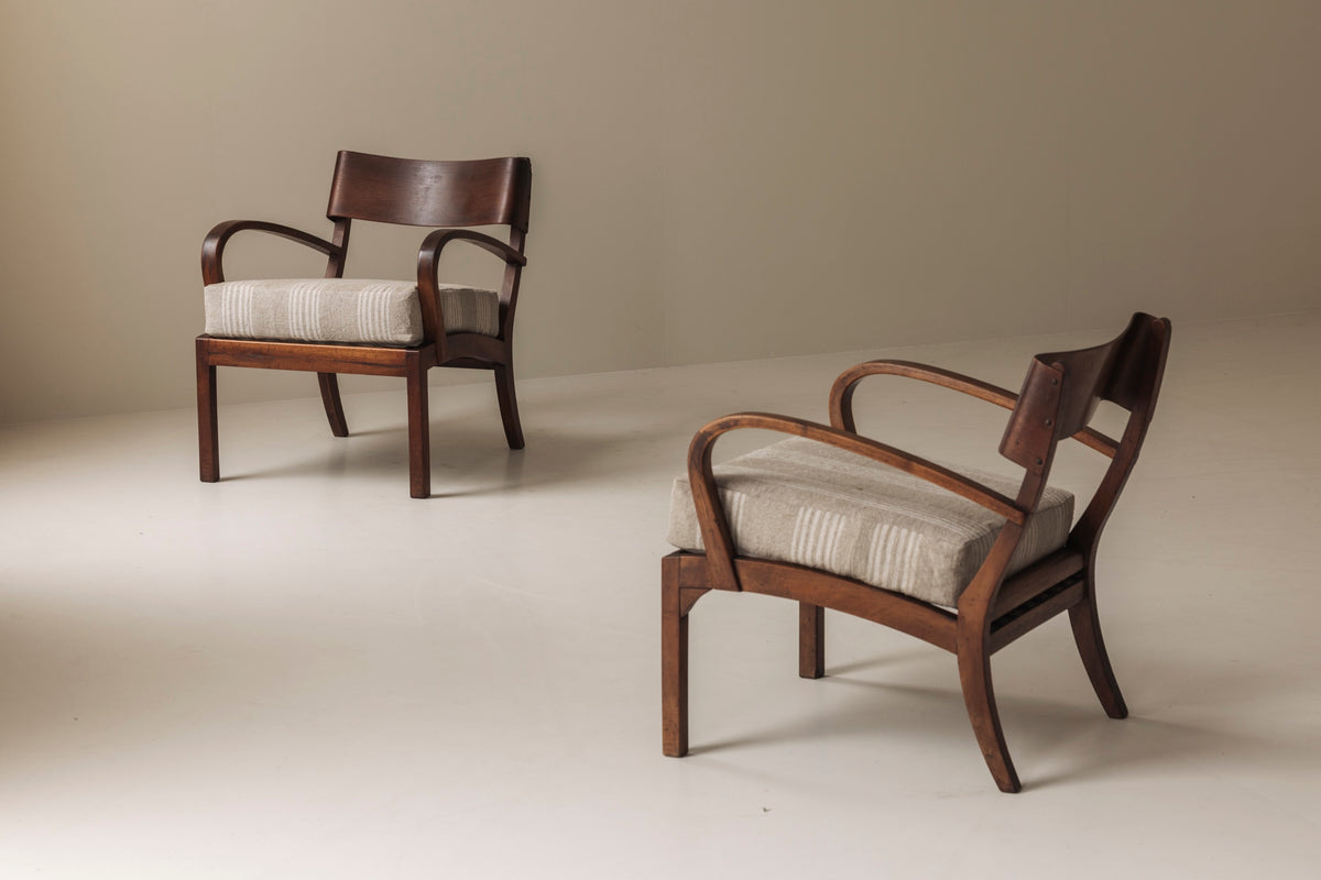 Sculptural pair of Italian easy chairs in walnut from the 1950s. — detail view
