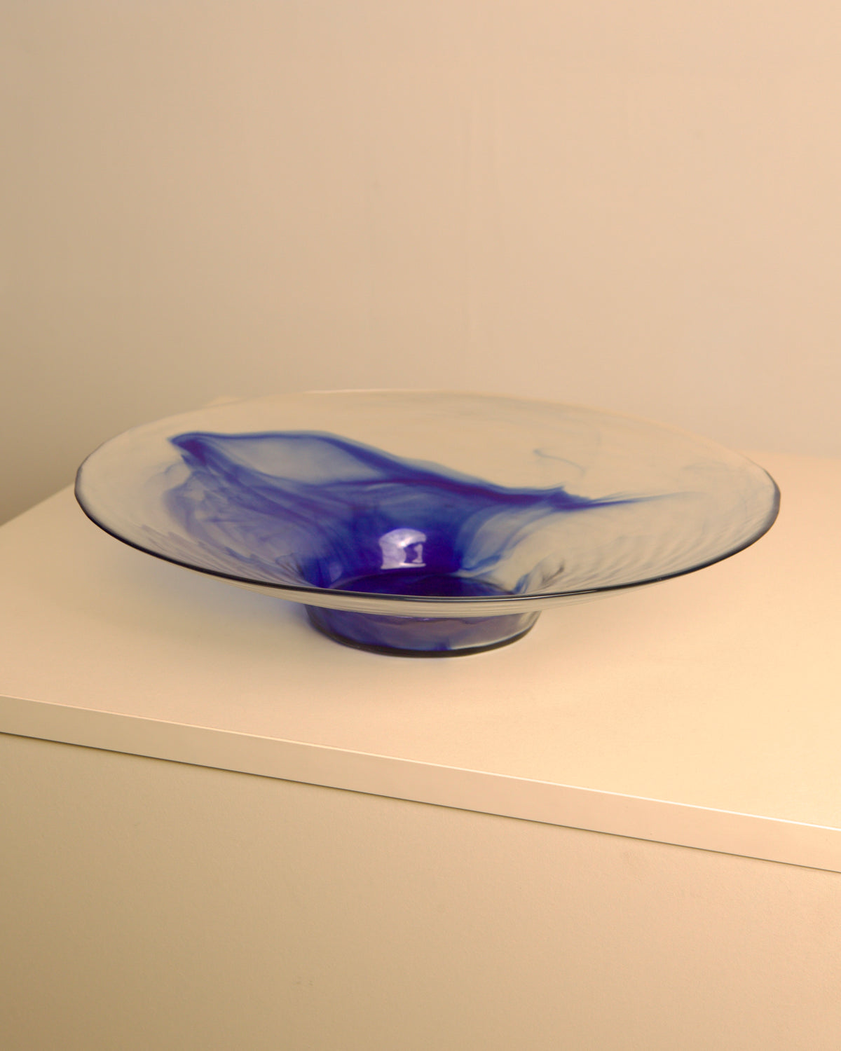Large 80s Italian circular dish in transparent and blue wavy glass — alternate view