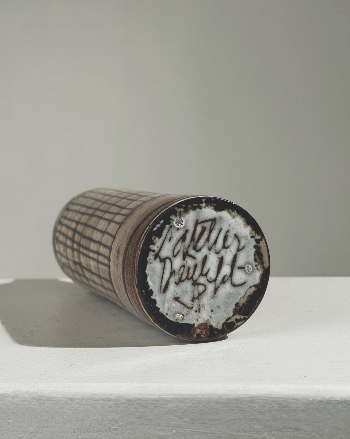 Bottom view showing ceramic soliflore vase signature detail