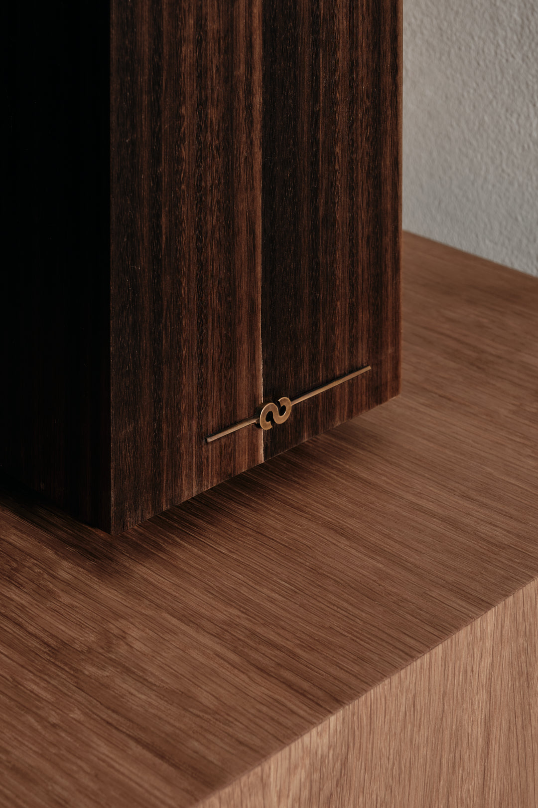 Close-up detail of Esperia table lamp's brass handle on walnut wood