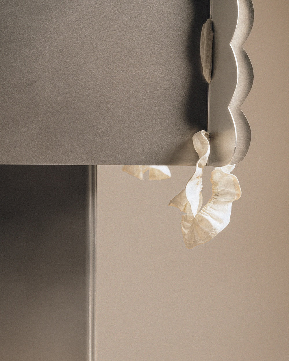 Serwetka table lamp with sculptural wavy edge detail
