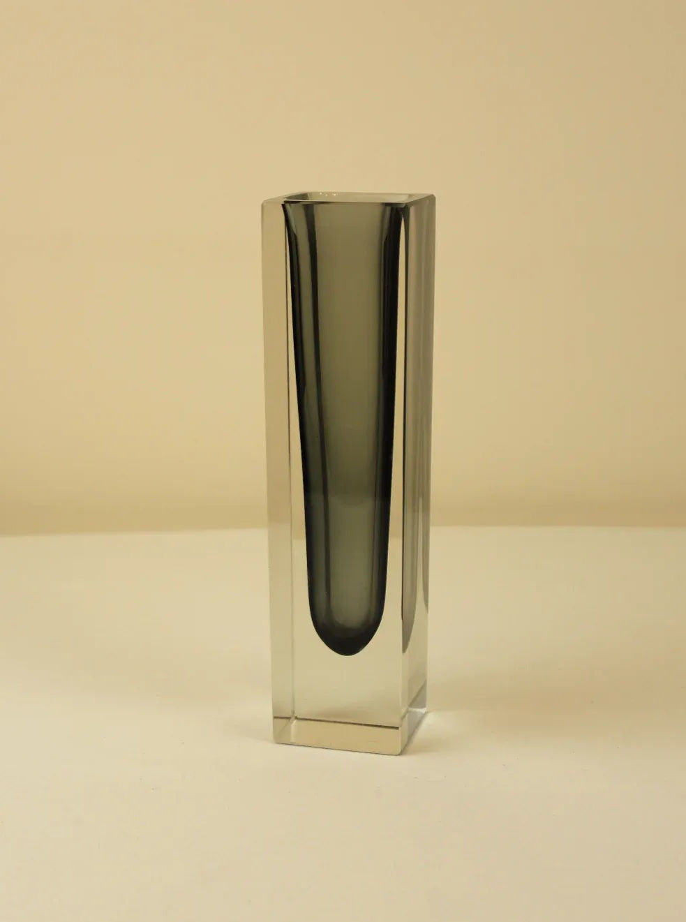 Alessandro Mandruzzato Murano Vase — close-up of smoky glass detail