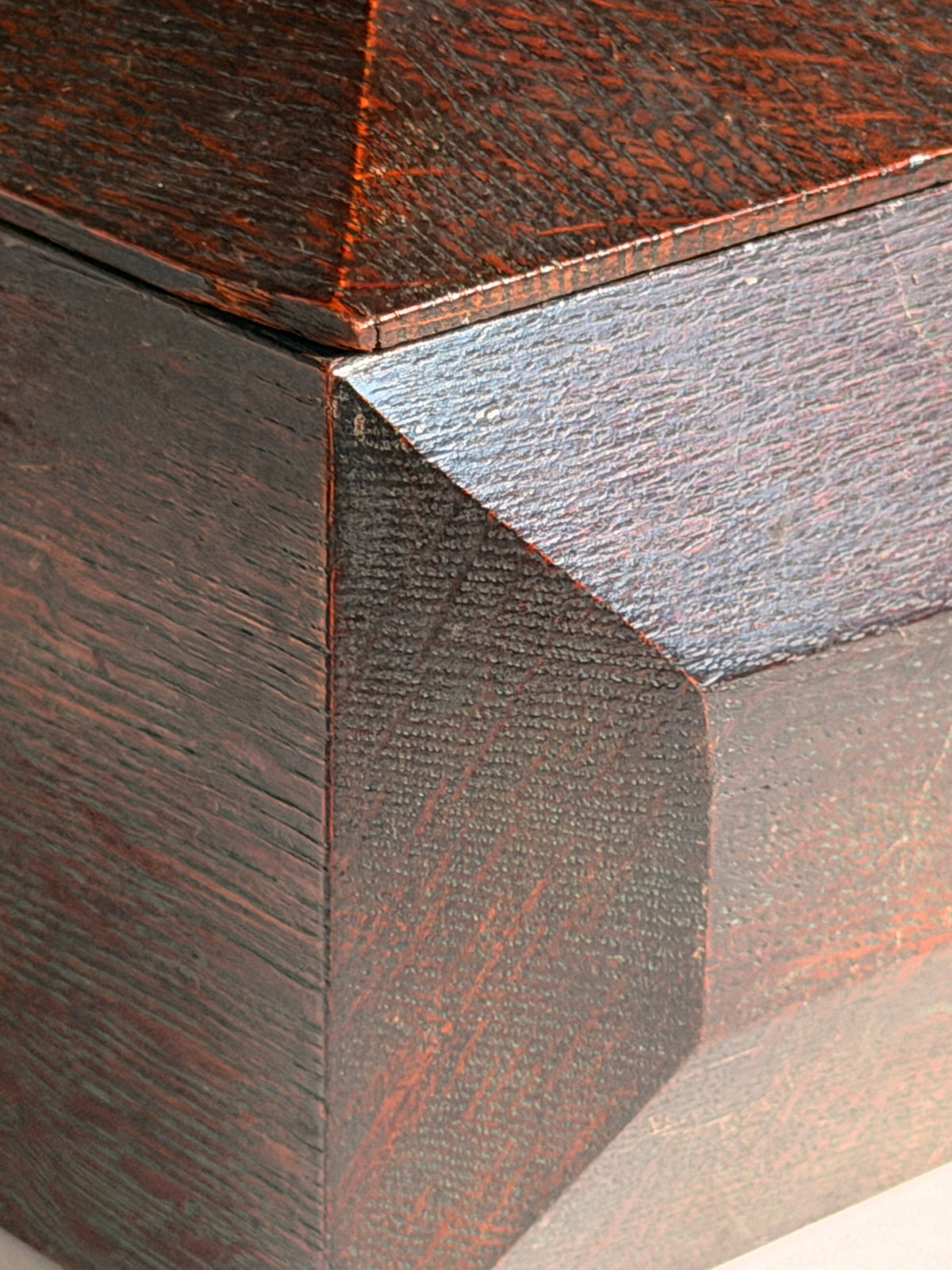 Art Deco lidded box in exotic wood, France, circa 1930 — detail view