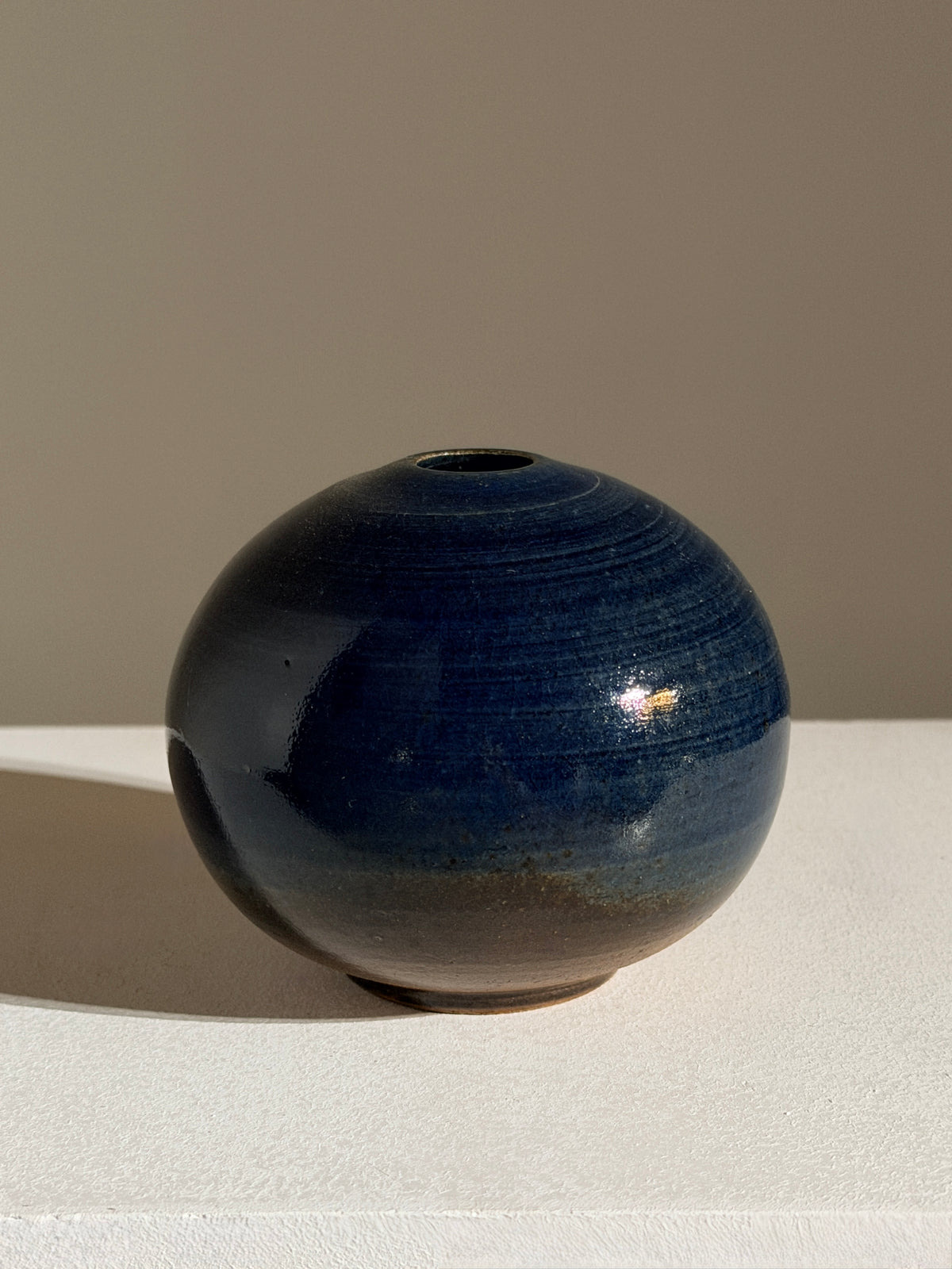 Small round stoneware soliflore vase, France, circa 1960.  — detail view