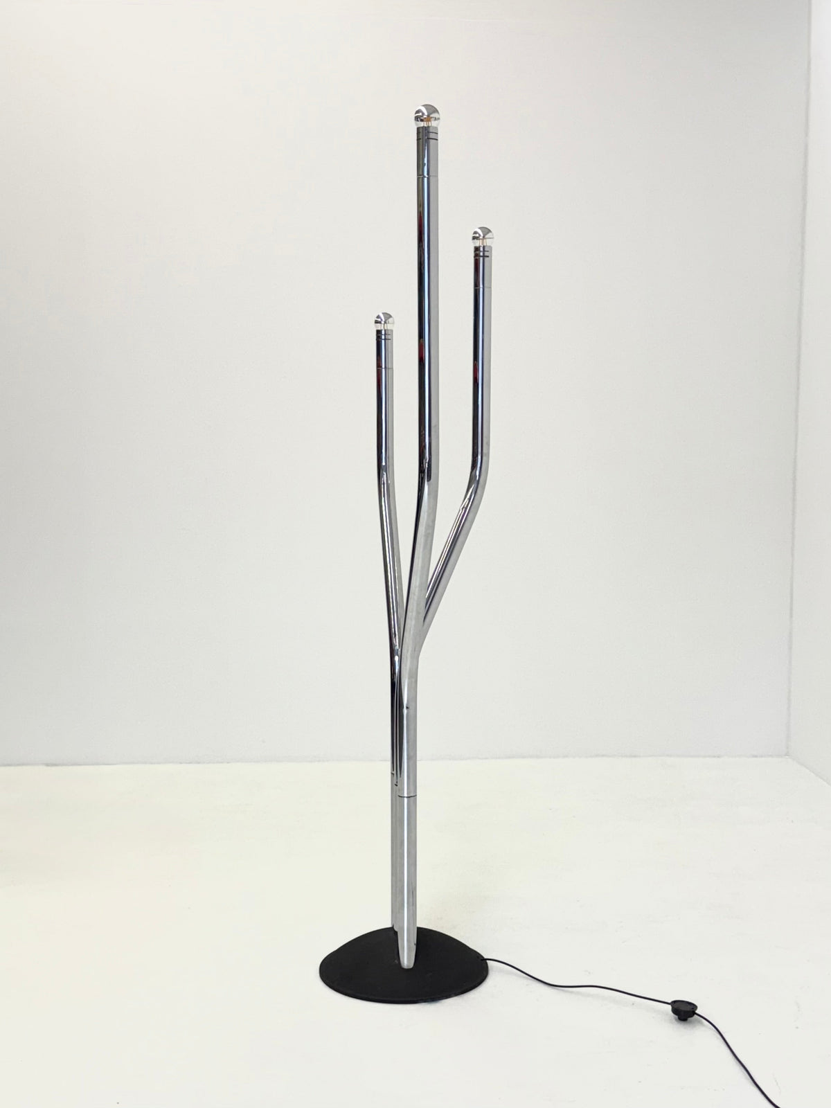 Chrome tubular frame designer floor lamp by Goffredo Reggiani — view 10