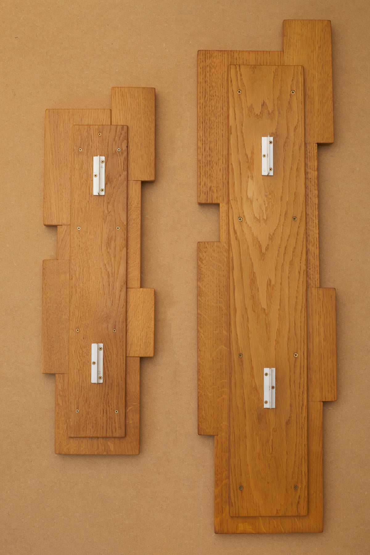 Vintage Set of Two French Oak Wood Sculptural Lamps Wall Lights C. 1980 — close-up of oak wood texture on wall lights