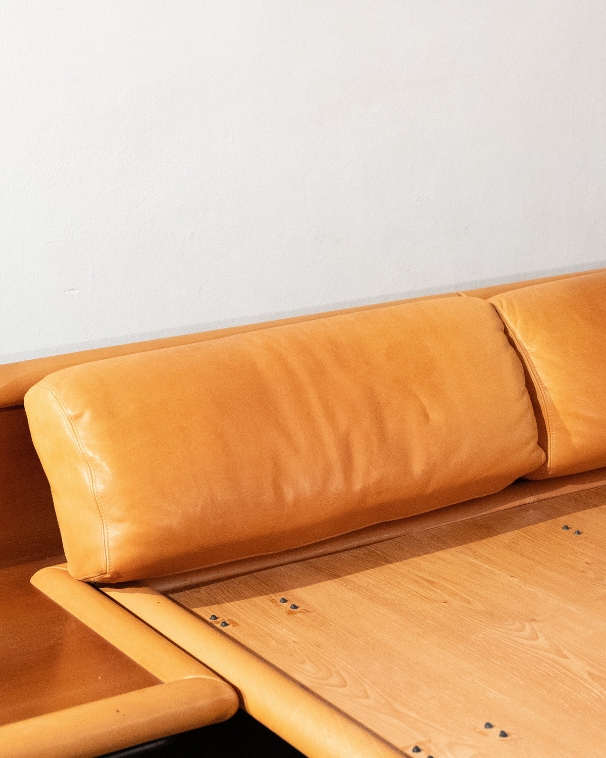 Morna bed leather headrest detail by Afra Tobia Scarpa Molteni