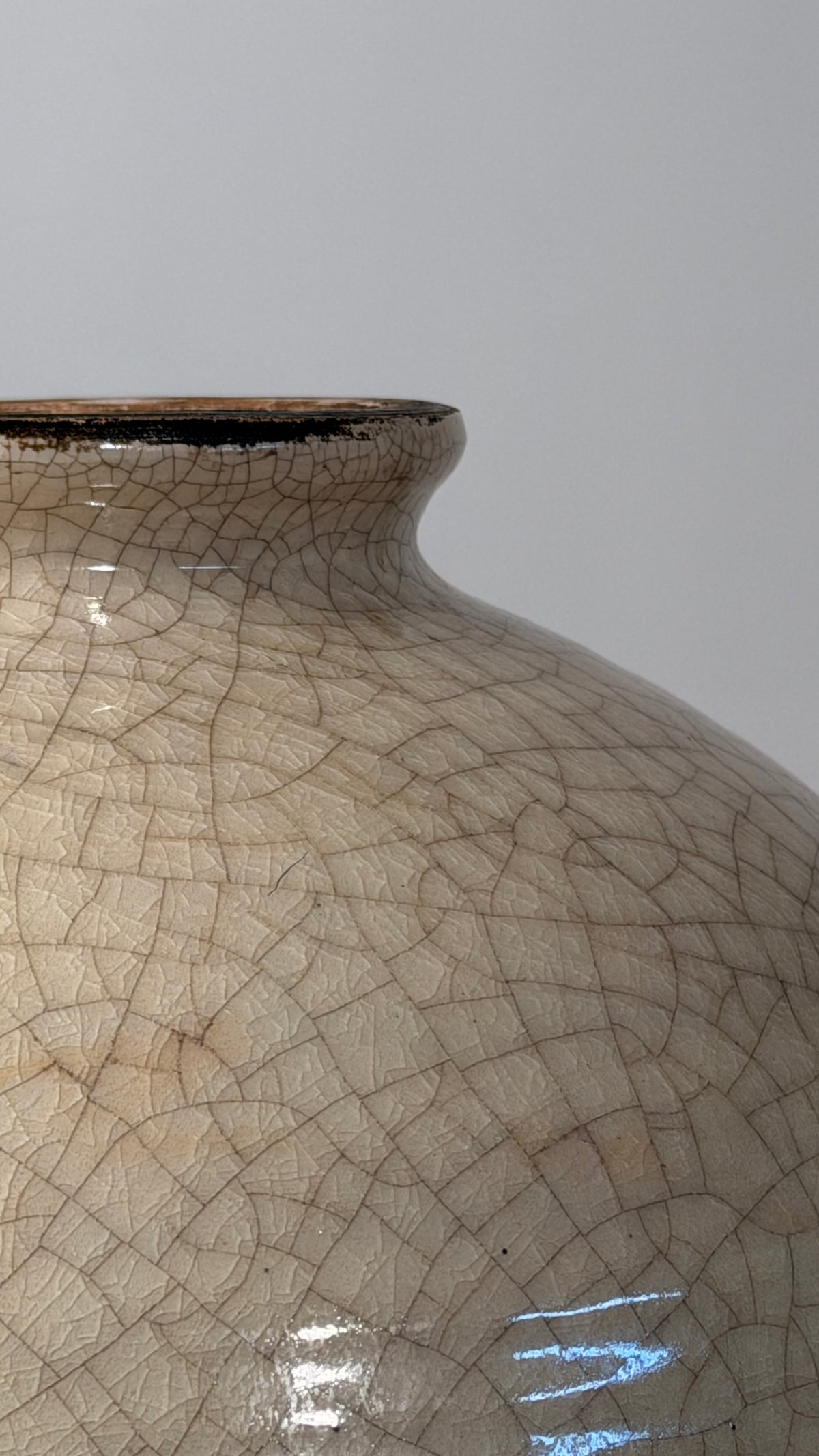 Important crackled white ceramic vase, France, circa 1930, Art Deco period — top view highlighting crackled texture
