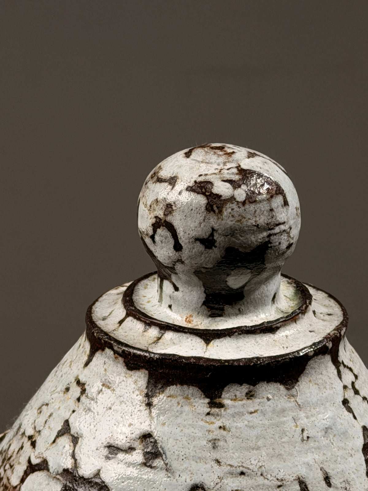 Large stoneware tureen by Cécile Dein, circa 1960 — detail view