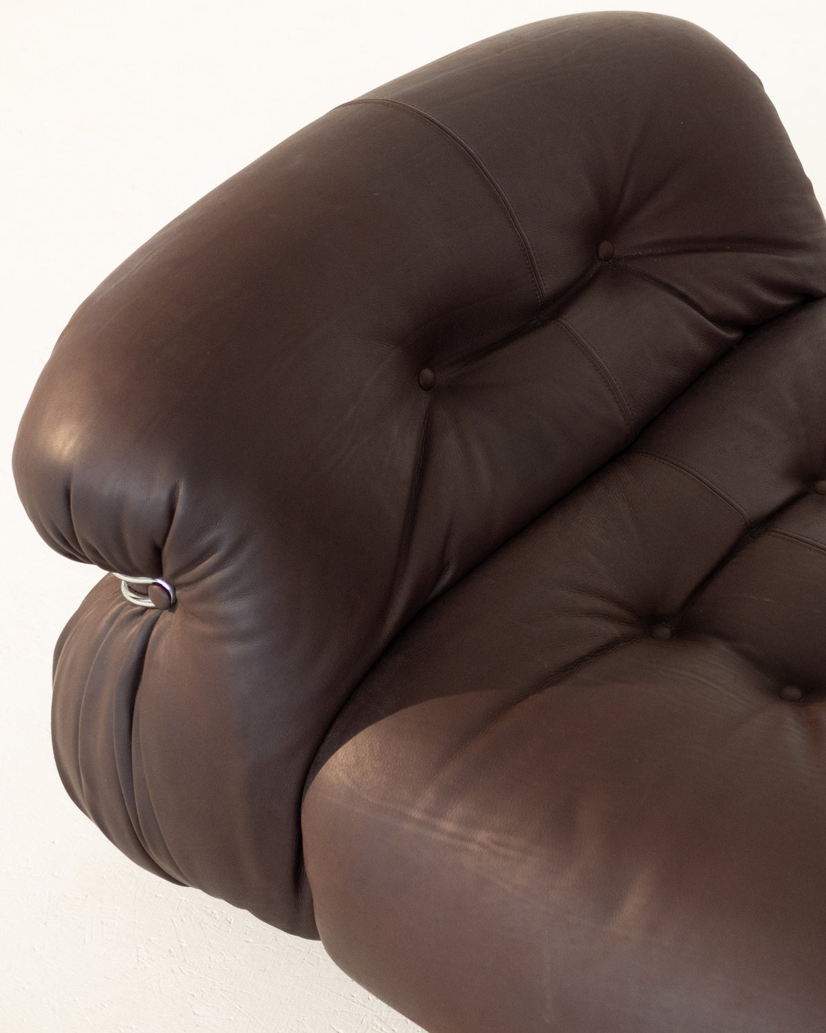 Close-up view of brown leather Soriana chaise lounge cushioning