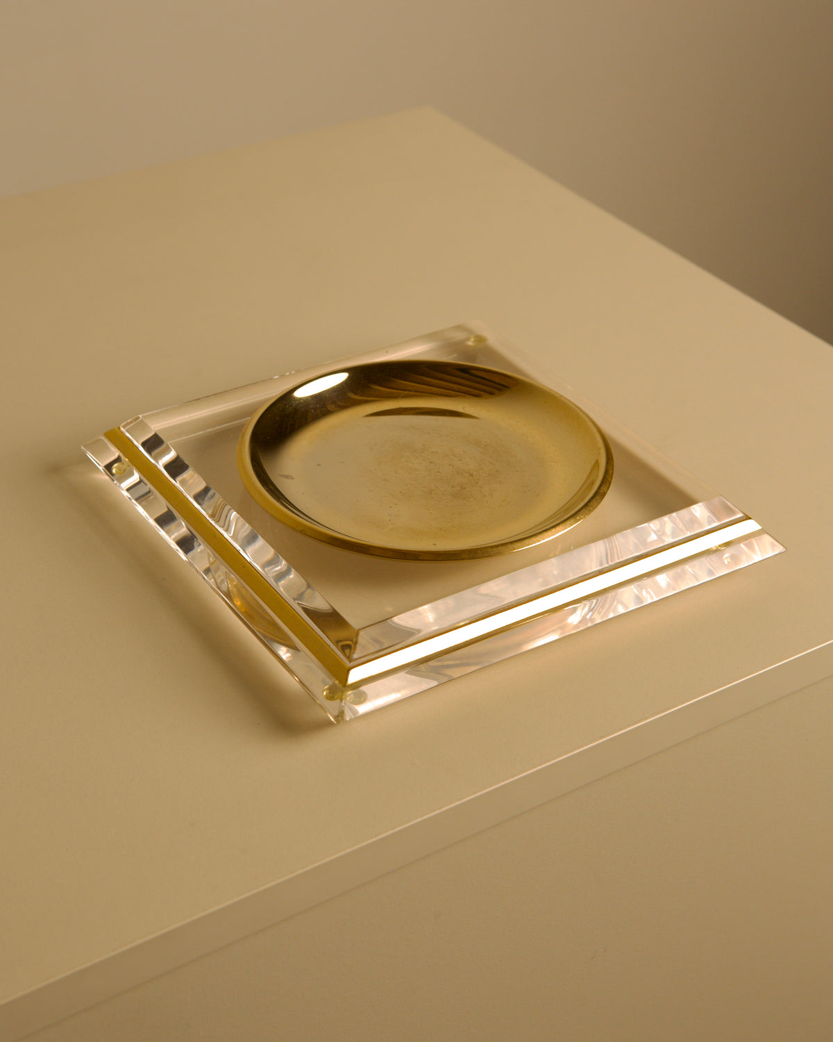 Italian "Pyramid" Trinket Dish in Brass and Plexiglass, 70s — side angle showing brass dish on clear base