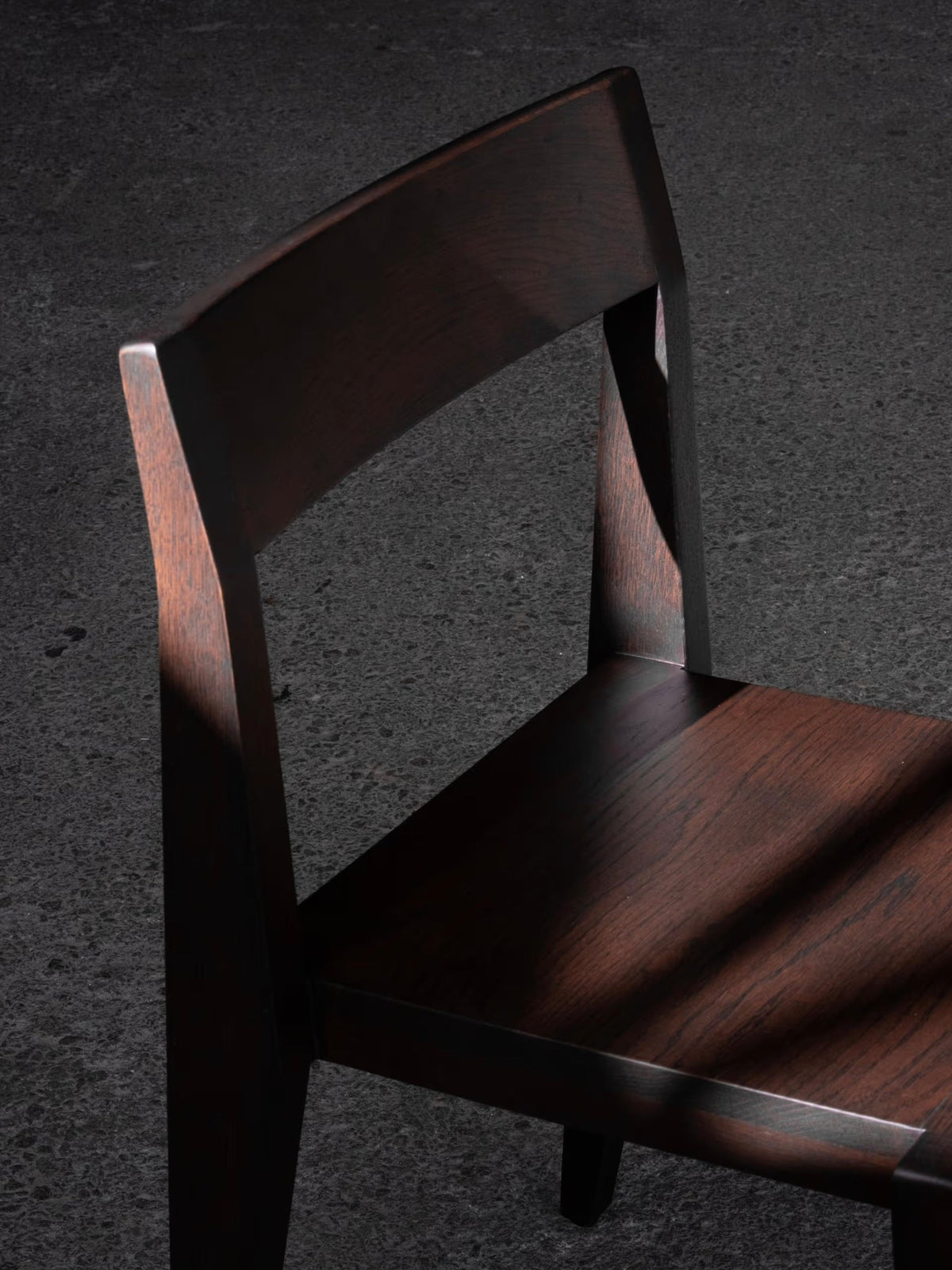 Chair - Ed. Espresso - Oak — close-up of dark oak texture