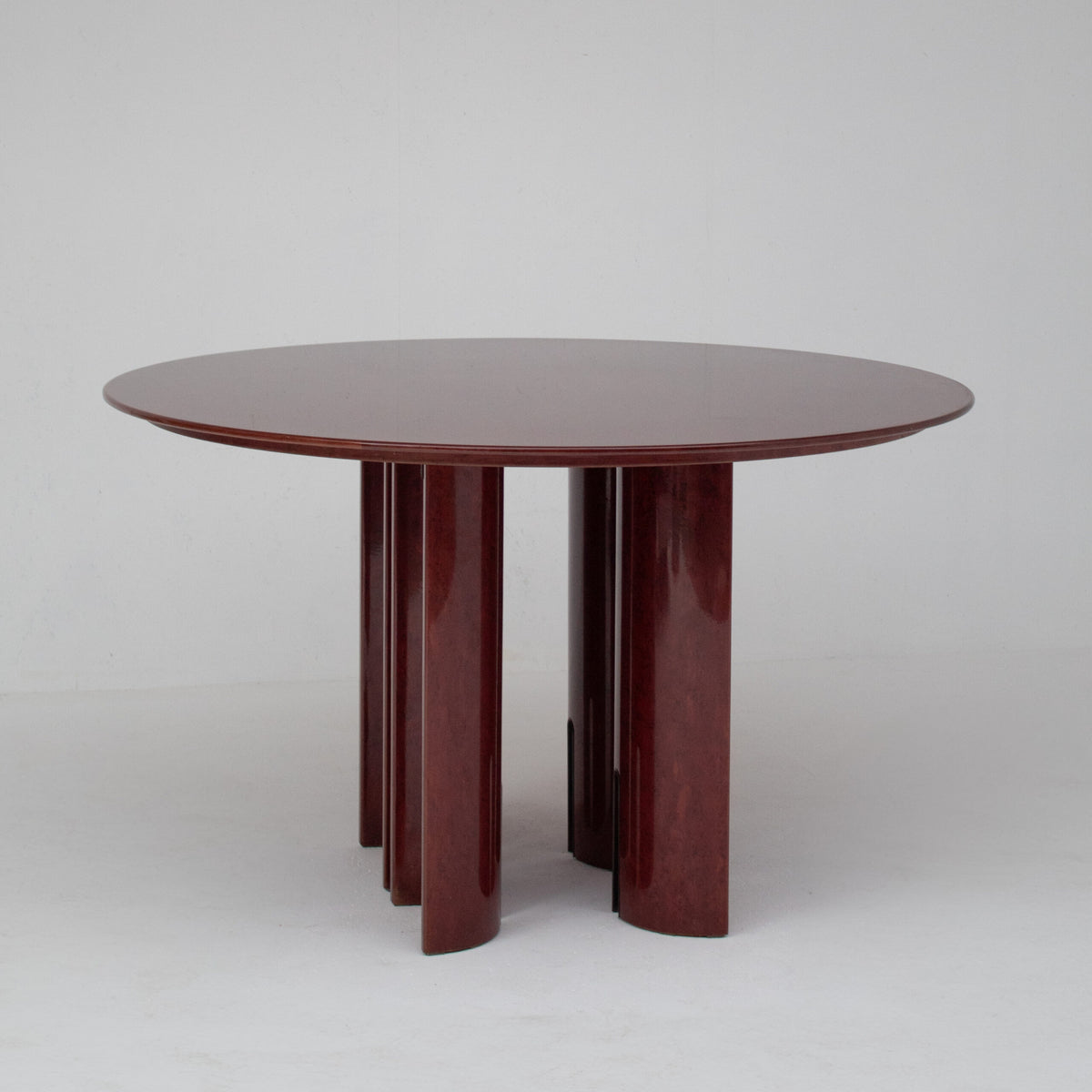 Round Dining Table by Giovanni Offredi for Saporiti Italia — close-up