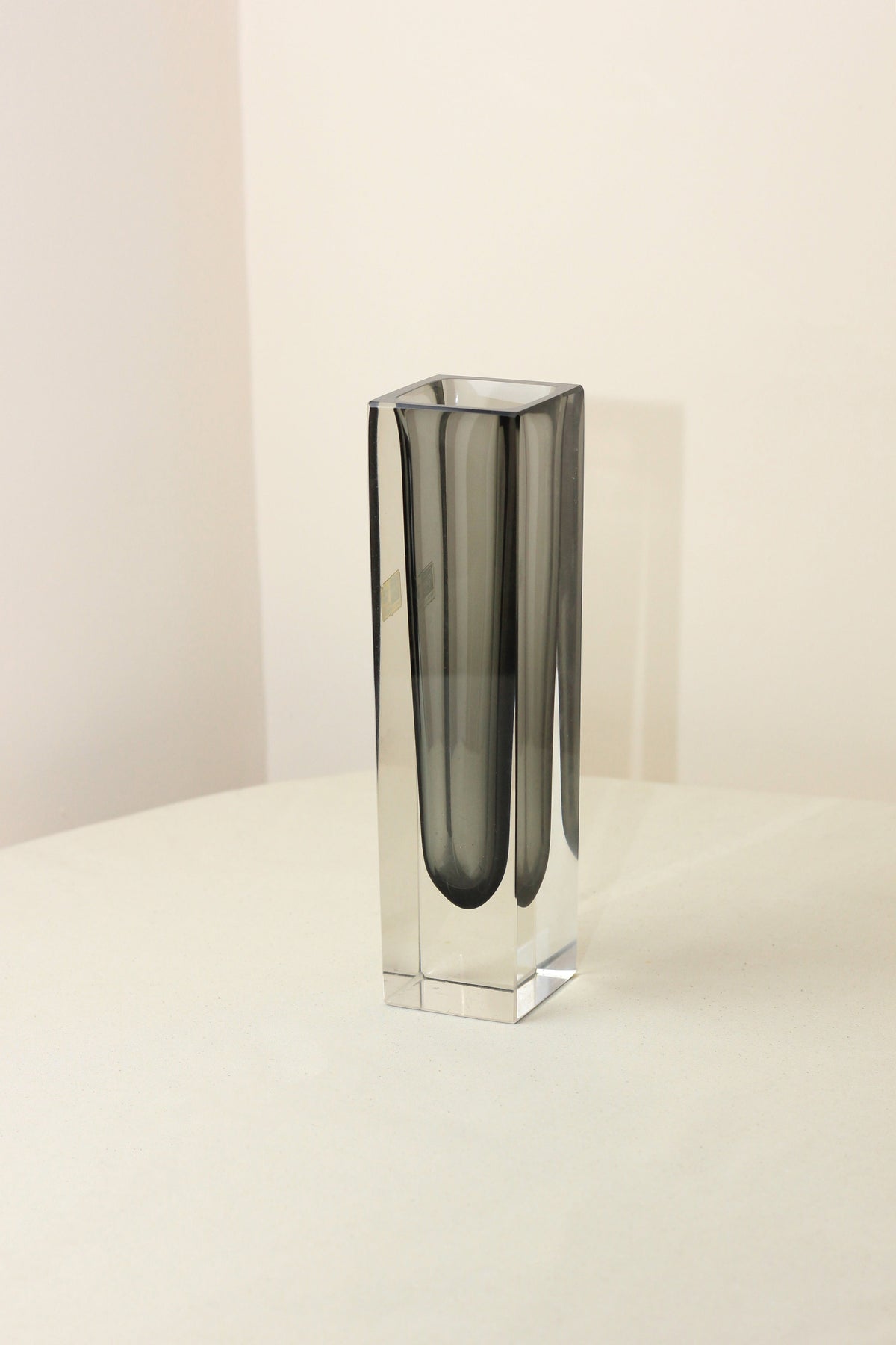 JARRÓN MURANO SMOKE — side angle showing smoky glass design